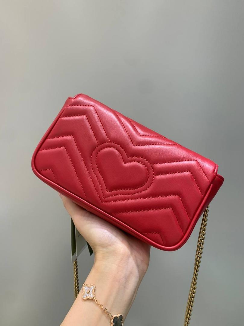 新背景实拍正品级 。经典款红色16.5cm‼️ 最经典的款式来了，真的卖一百年都不会烂的款式，金色五金，最经典的搭配，红色很好看，也是非常喜庆的颜色，很正点的红，不会俗气‼️ 型号476433；尺寸16.5/10/4cm