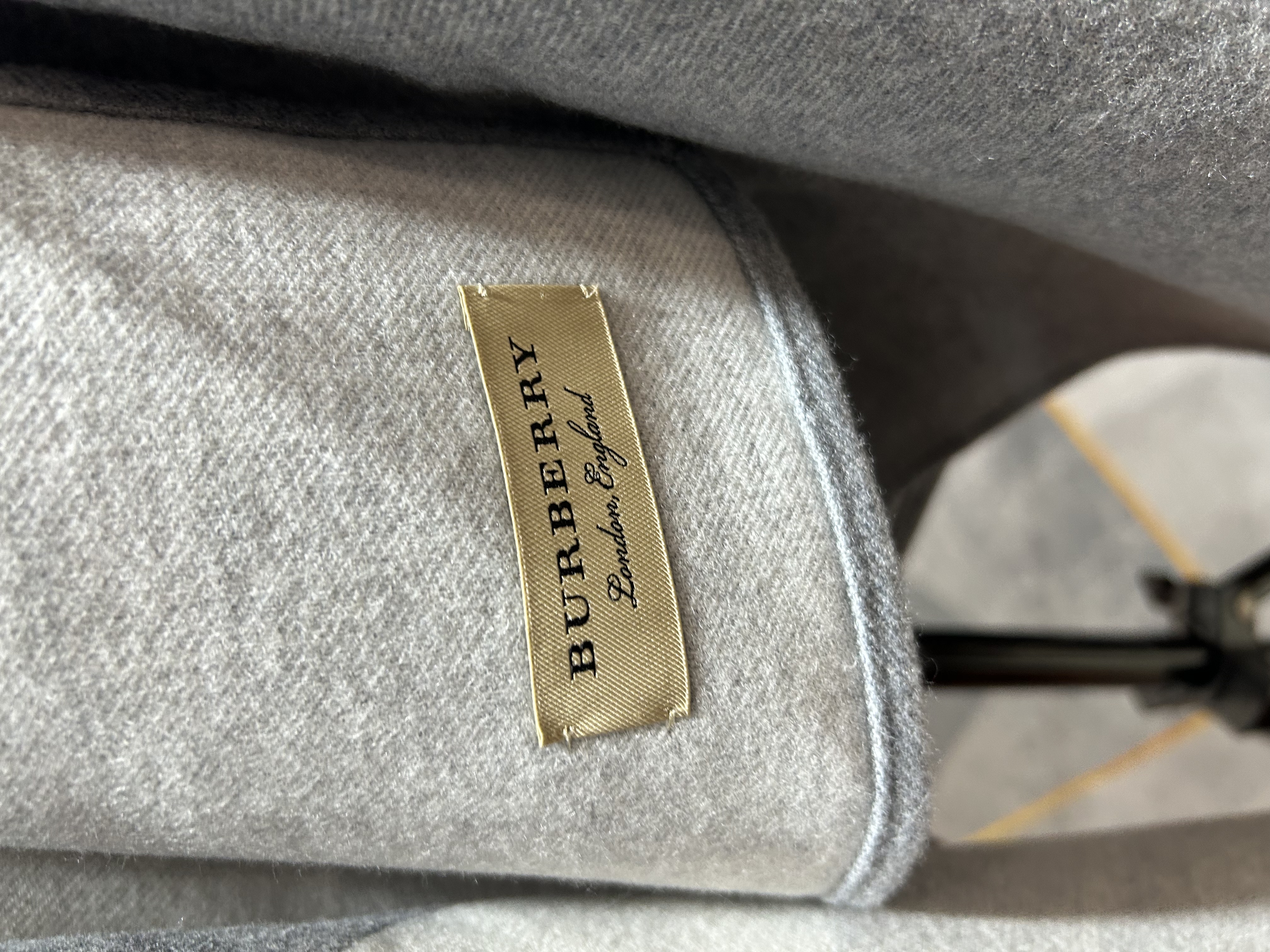 全新 Burberry BURBERRY Reversible Check Cape Scarf 灰色100%羊毛格紋雙面披肩圍巾 100% Wool scarf 100%Authentic, 全新未使用品
