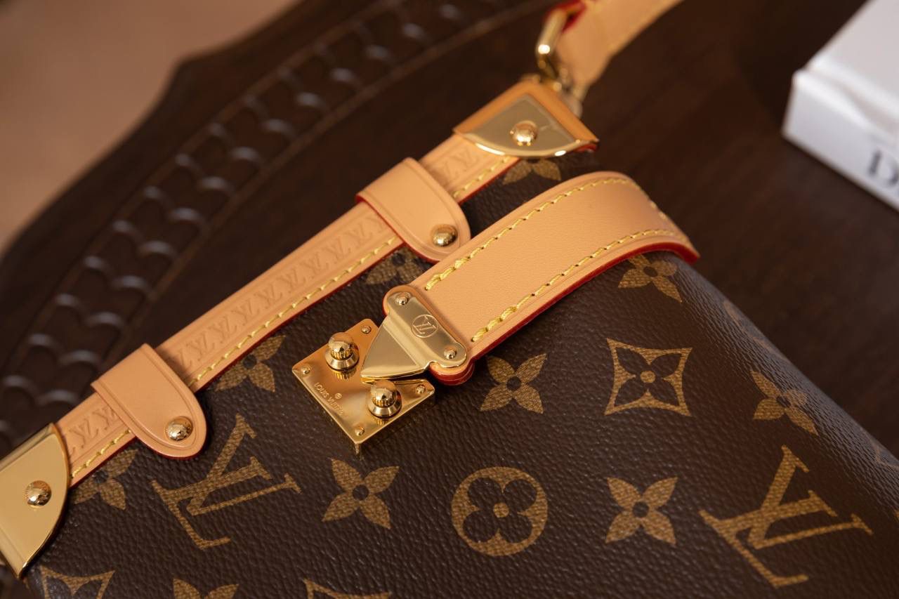 LV SIDE TRUNK🎀 用的是 A+ 级全钢五金，结实又耐用，拿在手上很有分量感，看起来就很 luxe。再配上 进口高弹面料，摸起来舒服，还有一点点光泽感，整体很时尚💖 包装是 全套包装，感觉真的很有档次，送人或自己用都很可以～ 中号：尺寸 21 × 14 × 6cm 小号：尺寸 18 x 12.5 x 8cm 大小刚刚好，小巧但很实用，出门背超方便💯👍 不管是材质、设计还是包装，都看得出很用心，走的是 质感路线。 这款包就是那种：低调但很有品味，越看越喜欢的类型～👜✨