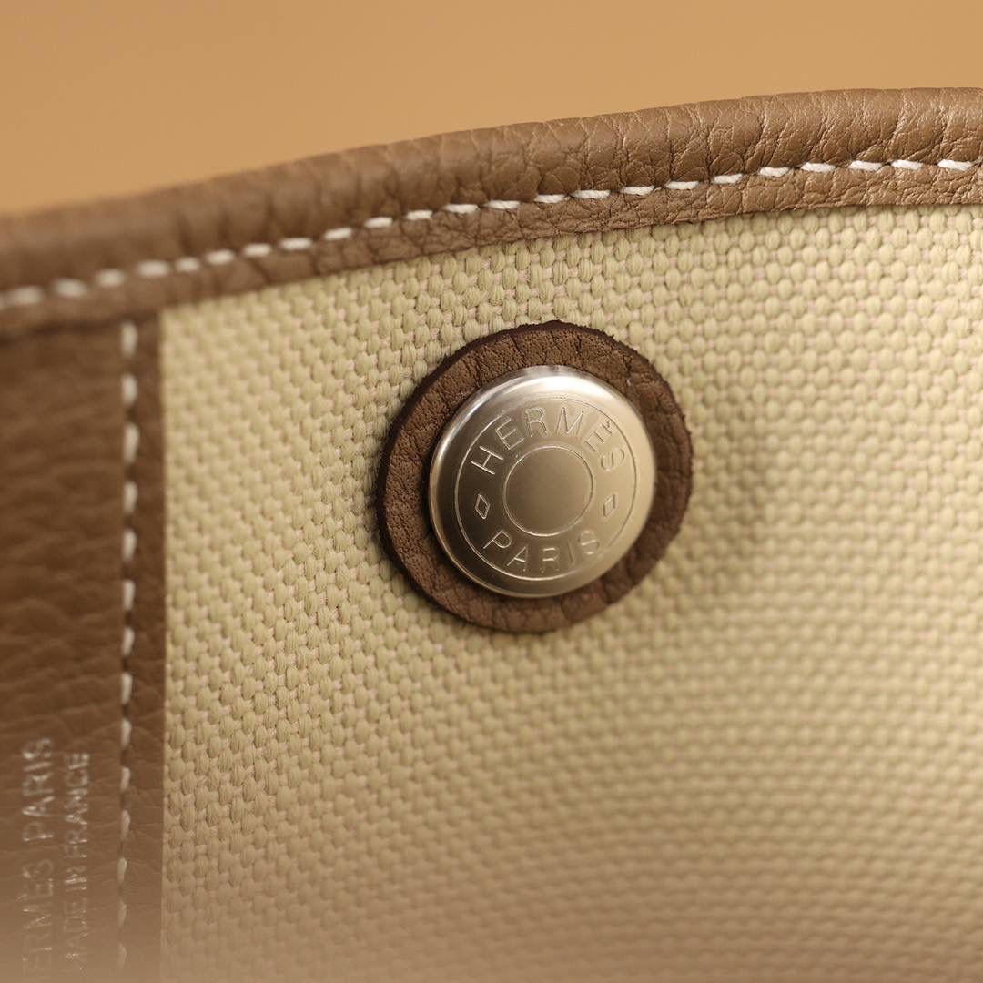 Hermes 爱马仕 Garden Party 30 布配大象灰皮花园包👜✨ 尺寸：30*20*13cm 配皮面料是采用法国原厂的Togo皮，纹路清晰，颗粒感饱满，手感细腻，扑鼻而来的香味，爱不释手 版型真的是决绝子 喜欢大包的就入手吧 绝对不后悔的一款大购物袋😍💕