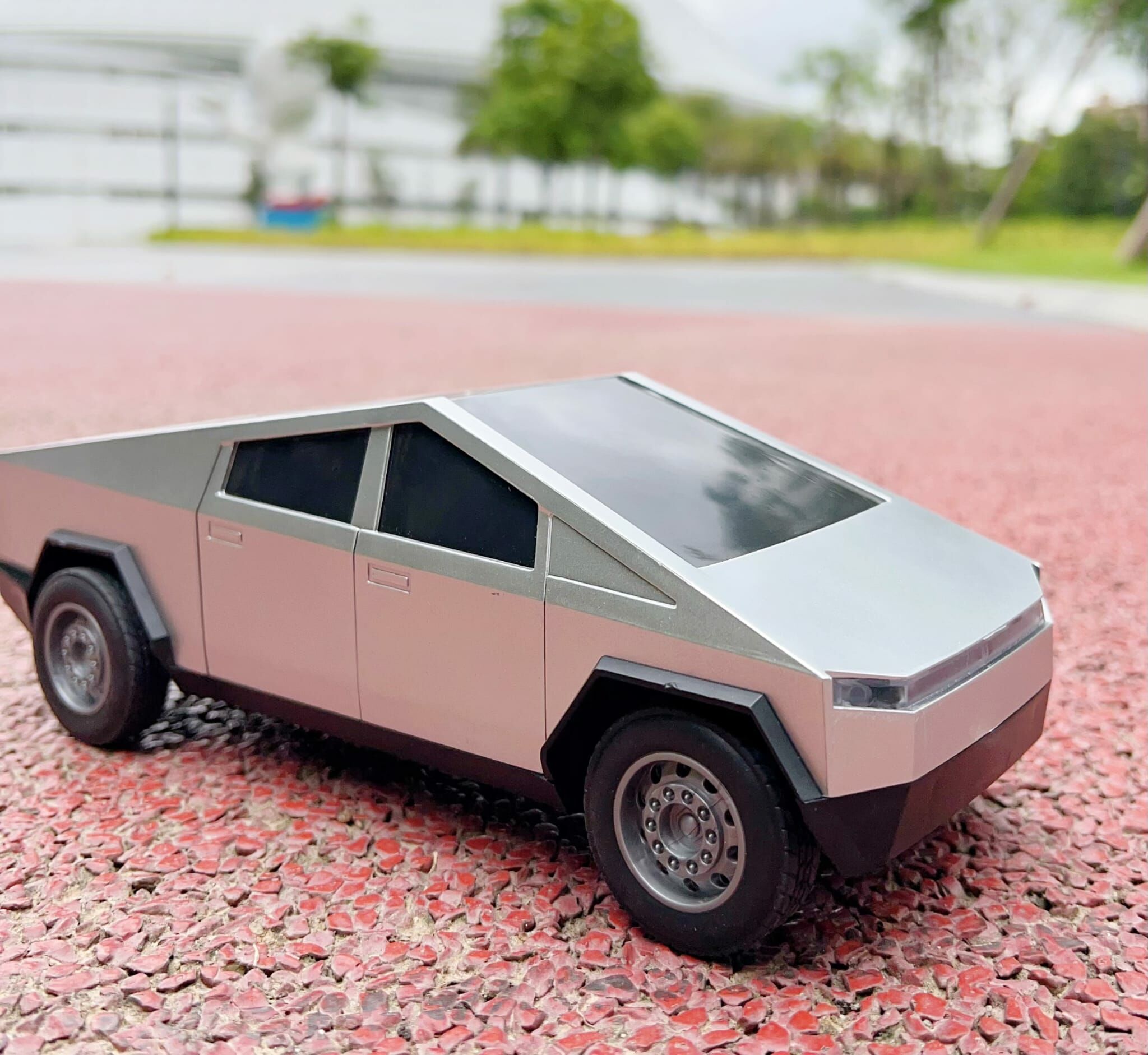 Tesla Cyber​​ Truck 同款科幻電動遙控車- 1件 現貨