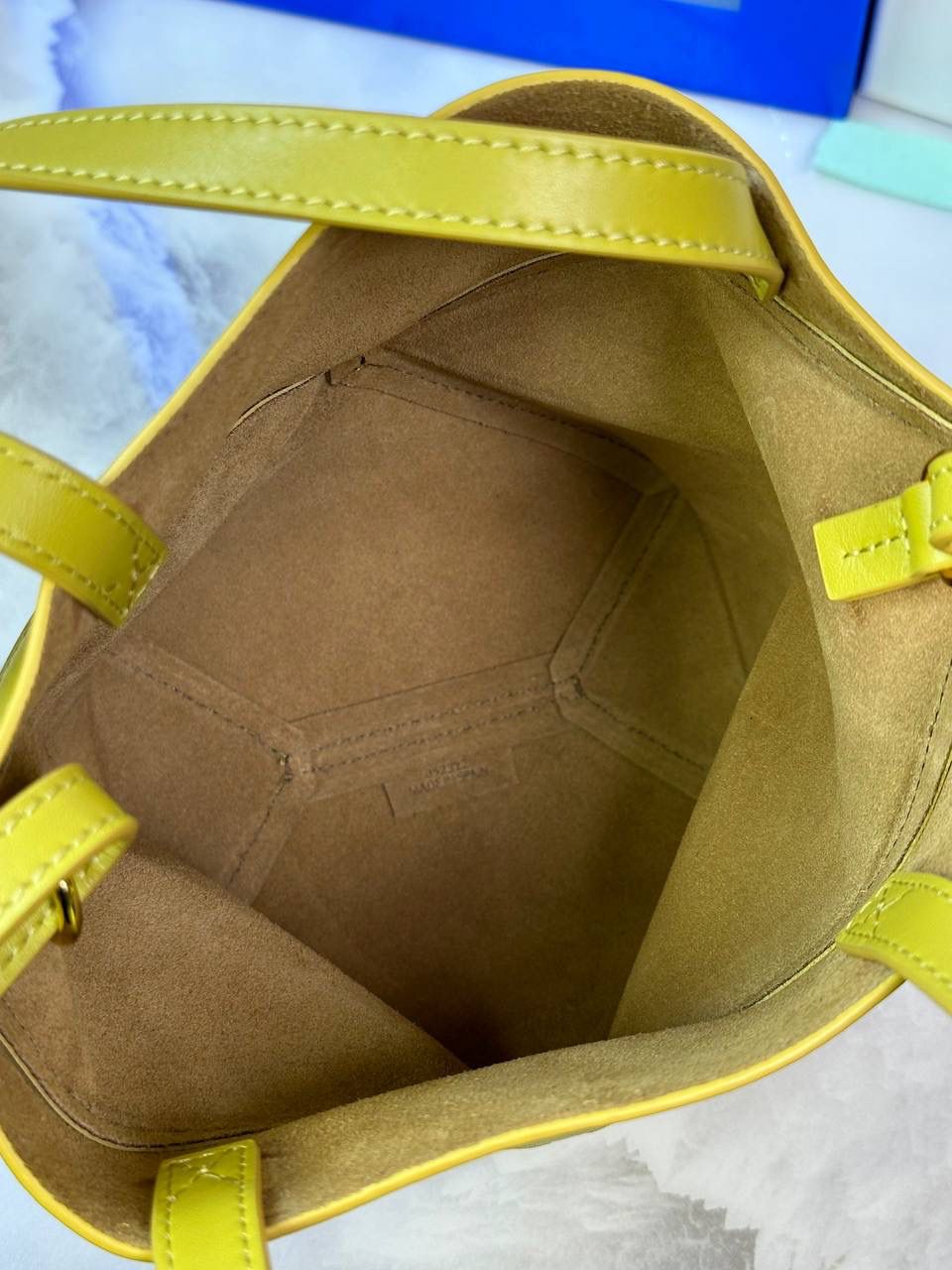 *𝐏𝐮𝐳𝐳𝐥𝐞 𝐅𝐨𝐥𝐝折叠手袋👜* ——全新【𝗡𝗘𝗪】升级‼️ 延续经典𝙋𝙪𝙯𝙯𝙡𝙚的标志性几何裁剪设计，新晋顶流🅰️𝙋𝙪𝙯𝙯𝙡𝙚 𝙁𝙤𝙡𝙚 𝙏𝙤𝙩𝙚以折纸包为灵感，升级成🉑完全折叠‼️的结构，立体与平面任意切换，出差旅行🧳必备单品。小牛皮材质轻且柔软，𝐌𝐢𝐧𝐢尺寸搭配一条可拆卸式肩带，手提，肩背，斜挎多样化背法✨ 尺寸：𝟏𝟔.𝟓-𝟗.𝟓-𝟐𝟎𝐜𝐦 款号：052322