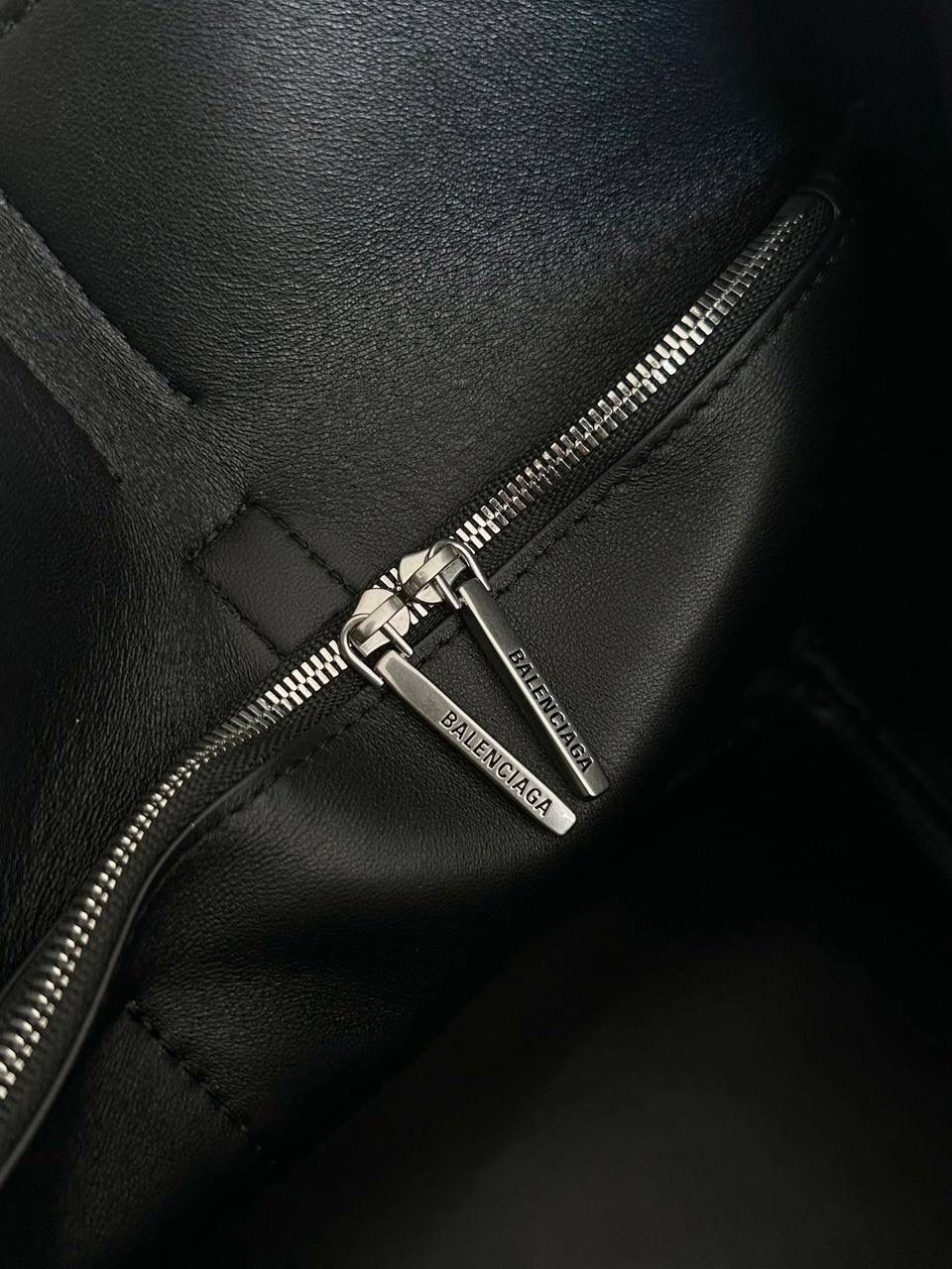 销量王🔥 ba1enciaga bel air 黑银中号🖤 新发手袋，火力全开 B家这季是打算了H家杠上了哈哈哈！ 我想说的是，从rodeo开始，B家就赢麻了 这个bel air是真好看，它还很好玩儿～ 第一，包身两边的耳朵处可收紧，也可敞开 第二，包身前面三个"小口袋"是假的！它翻起来用皮带穿过去后，就可以得到另一个极简风的bel air！这个设计我给一百分❗️ 总共有5种结构可以玩弄，太有意思啦😆 超大的包身，可以装下全世界 29×26×16cm805481m