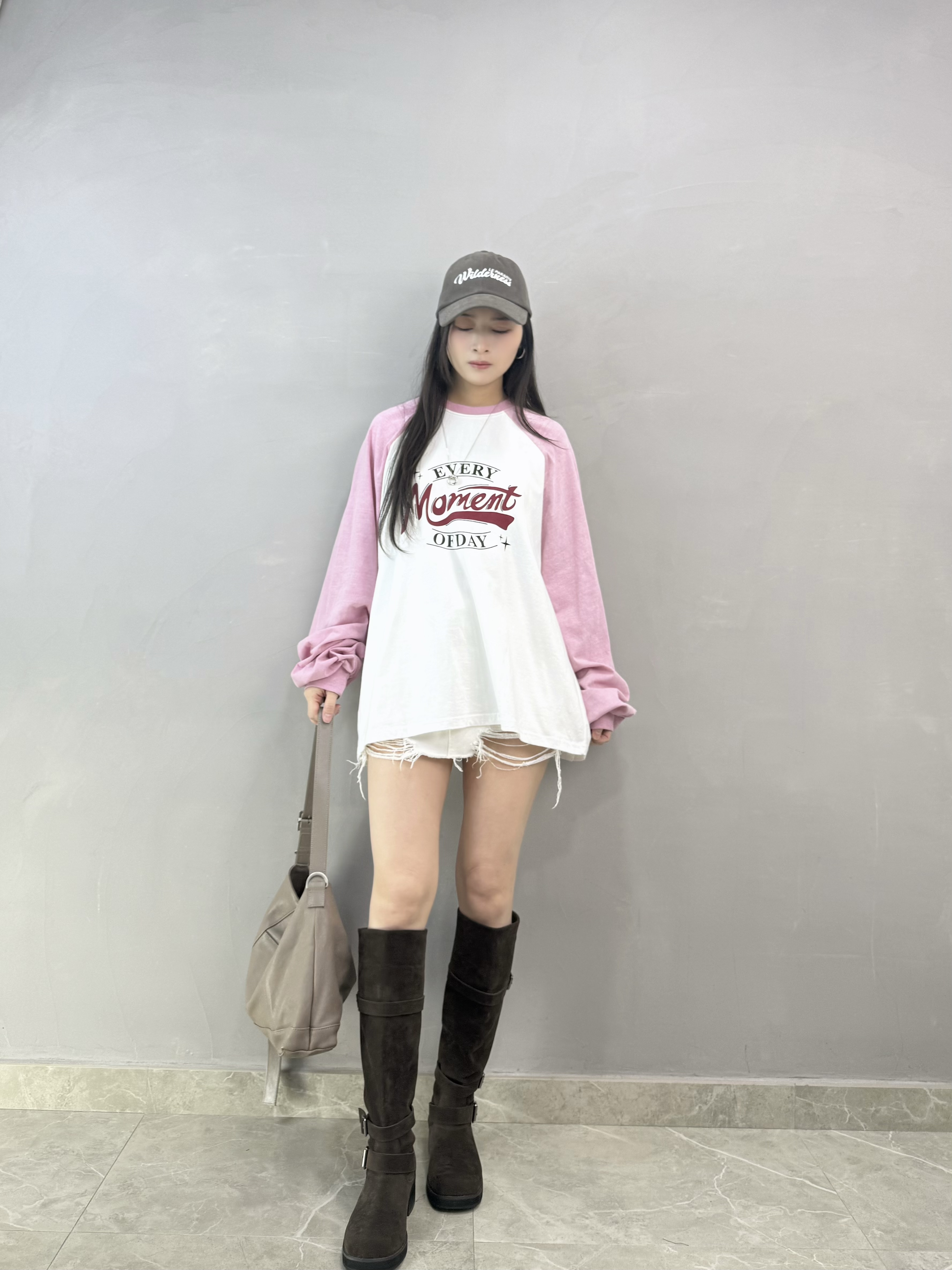 I23 牛角英文字長tee
