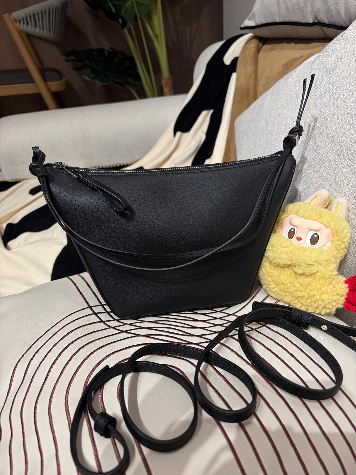 全新未使用品 Loewe Mini Hammock hobo in classic calfskin 黑色牛皮 100%Authentic, 全新未使用品 Unused ✅Booklet ✅Dust bag
