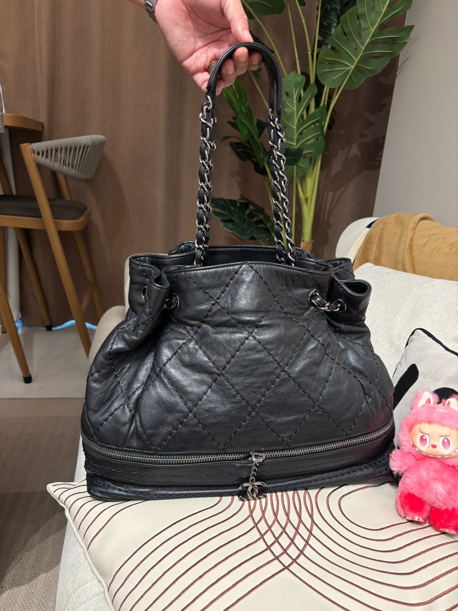 Chanel Shoulder Bag 黑色牛皮銀扣100%Authentic, 98%New ✅11Card ✅Dust bag