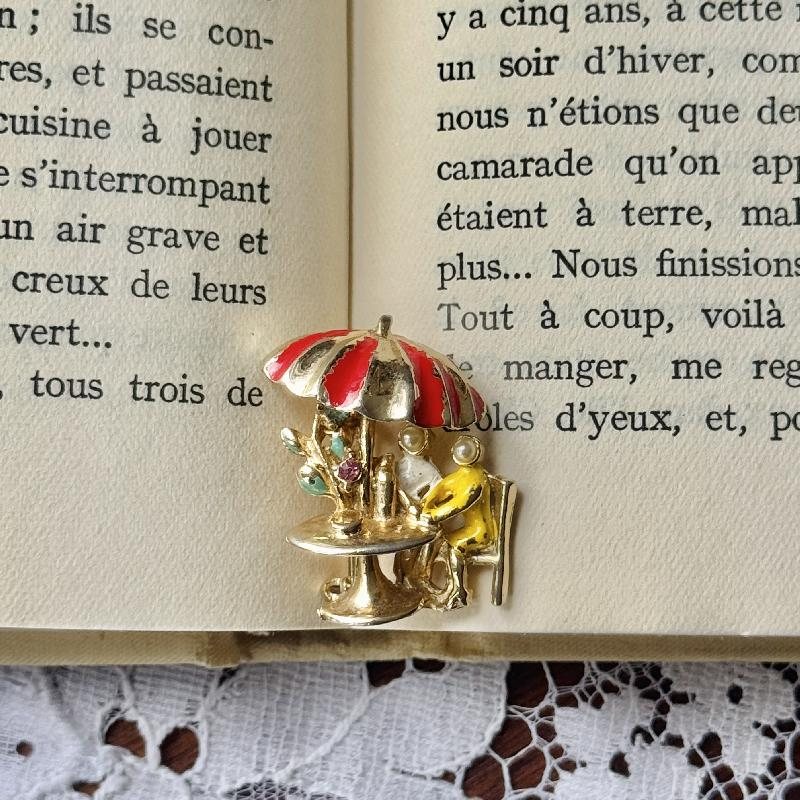 Rare! Vintage Dainty Couple under Parasol at Restaurant Brooch （MT2217）