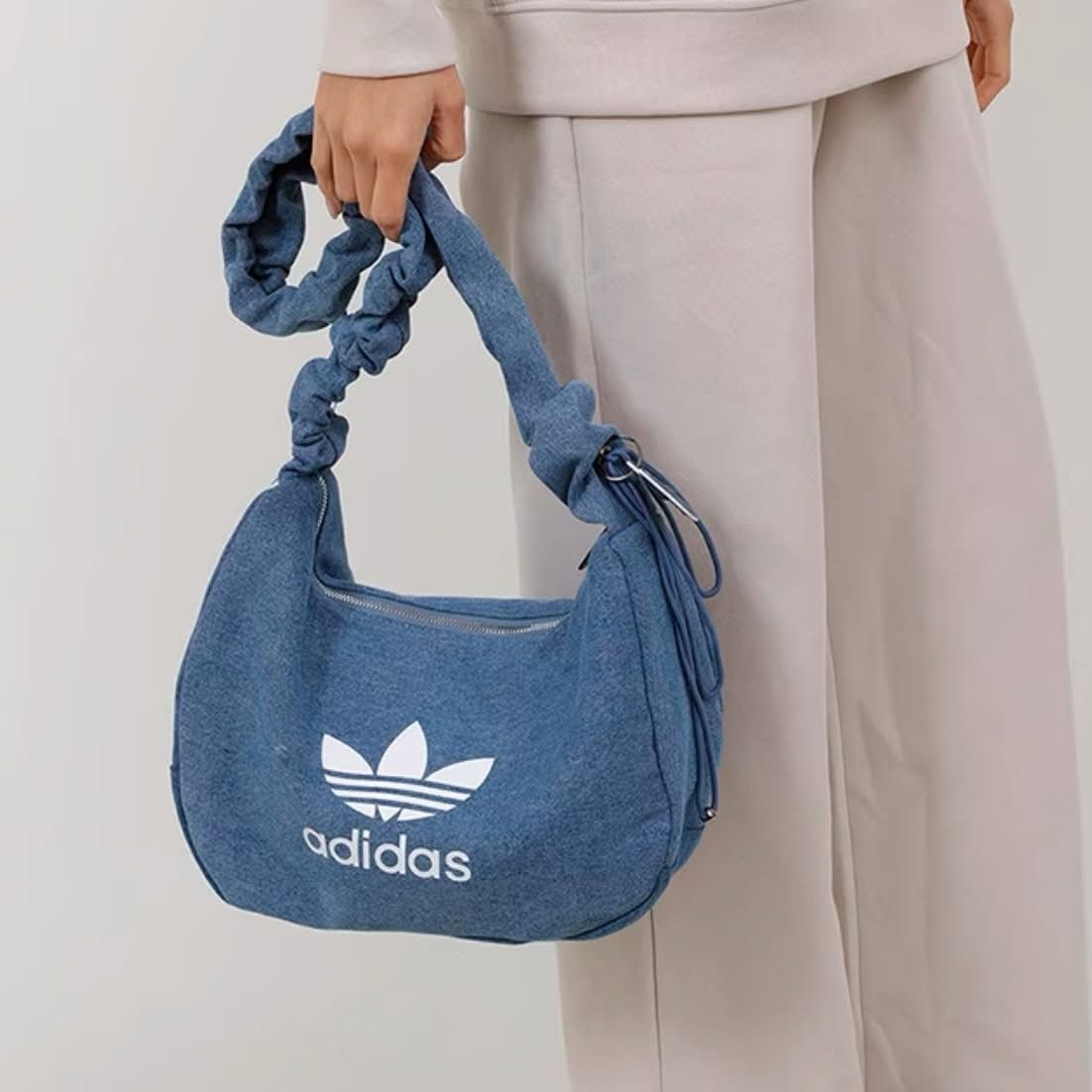 2隻起各減$ 10。Adidas Originals皺摺雲朵包