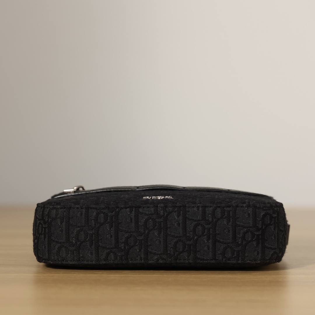 Safari 信使包(附肩带)👜✨ 黑色 Oblique 印花 尺寸:22x15x6厘米(长x高x宽) 可收纳一台iPad mini 这款 Safari信使包实用小巧，便于日常携带。🥰 采用黑色 Obl ique 印花面料精心制作，饰以黑色粒面牛皮革细节。 拉链隔层和正面口袋可收纳各种日常用品，搭配可调节的Christi an Dior 肩带，可肩背或斜挎。