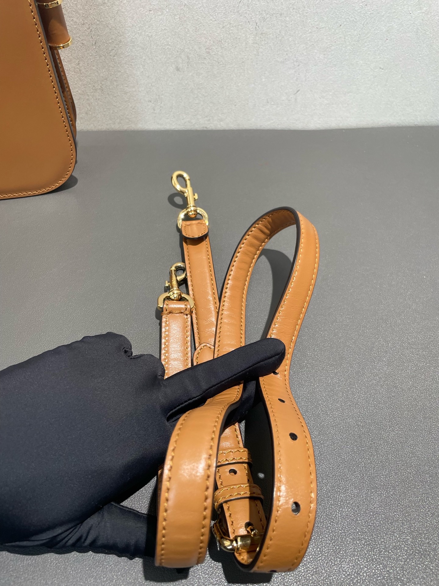 【預訂貨品】FENDI焦糖色金扣風琴包