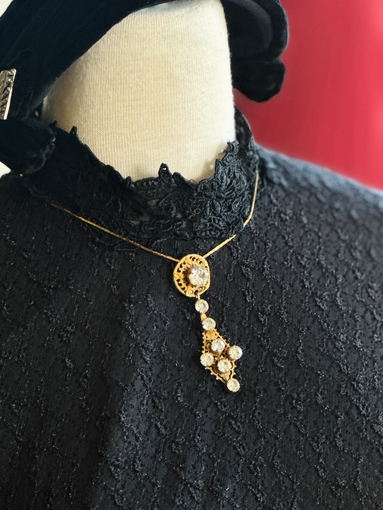 Vintage 1940s Elegant Gold Tone Filigree Pendant Necklace (MT2265)