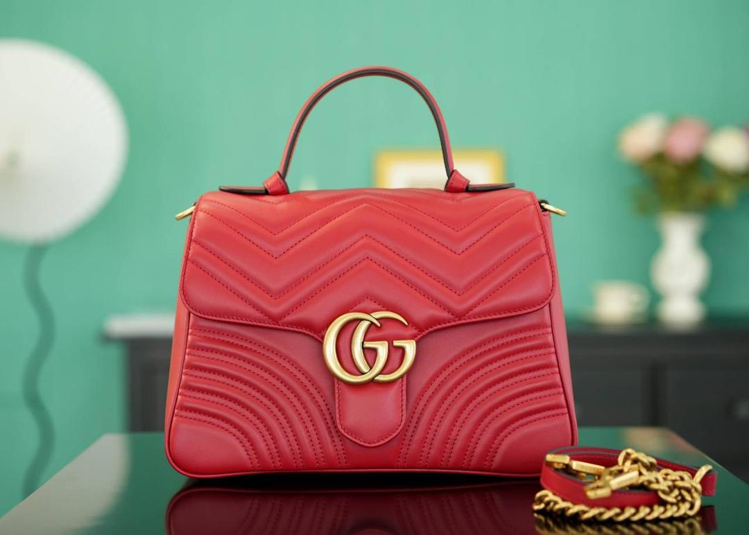 👜🔥Marmont系列绗缝手提包邮差包 红色 27cm （原厂皮 全铜五金） 正品售价,500 独家原厂皮发售 限量级别 意大利原材料开发，这个大小简直是最完美的尺寸，什么随身携带的东西都可以轻松收纳，能手拎也可以单肩斜挎，自重轻，超级百搭不挑人~好看极了！！！ 官方款号 498110 尺寸大号：27x19x10.5cm 小号：21x15x8cm