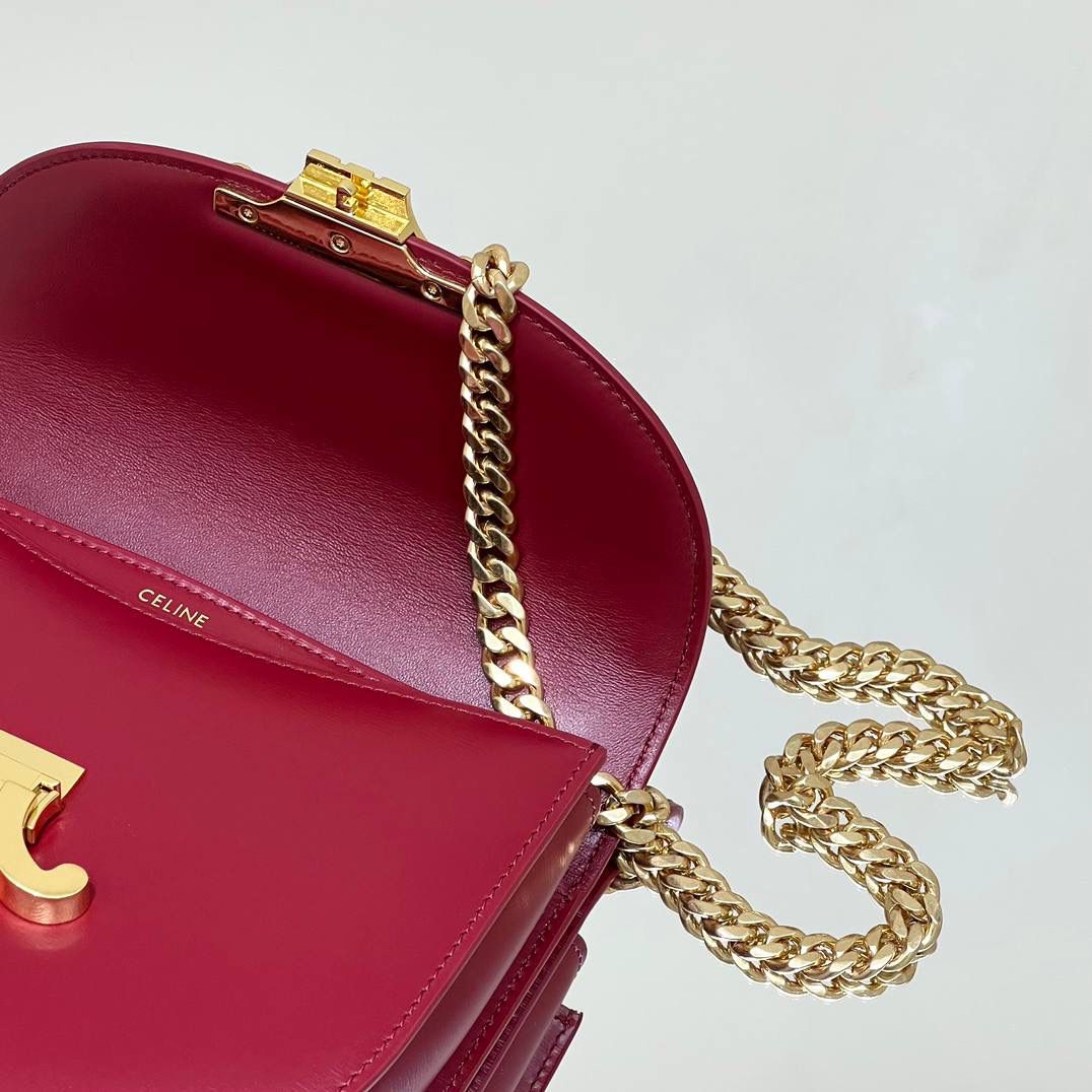 🔥大货实拍图 𝗖𝗘𝗟𝗜𝗡𝗘 ♥ 𝗧𝗘𝗘𝗡 𝗕𝗘𝗦𝗔𝗖𝗘链条马鞍 型号：110973 尺寸：19*15*6cm