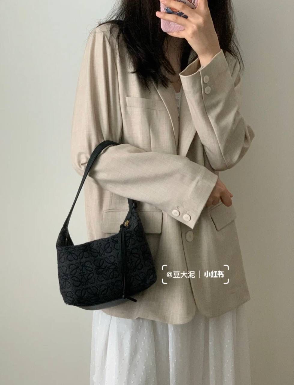 * 𝘊𝘶𝘣𝘪 𝘈𝘯𝘢𝘨𝘳𝘢𝘮 提花布手袋✌️ 大号尺寸:27-17-22cm（顶部宽处34cm） 编码:062102 黑色【配全套礼盒】 包包面料挺括度适中，没有固定形状 ，背上出门慵懒氛围感十足😘，肩带可以调节，伸缩至腋下背，单肩，手拎皆可