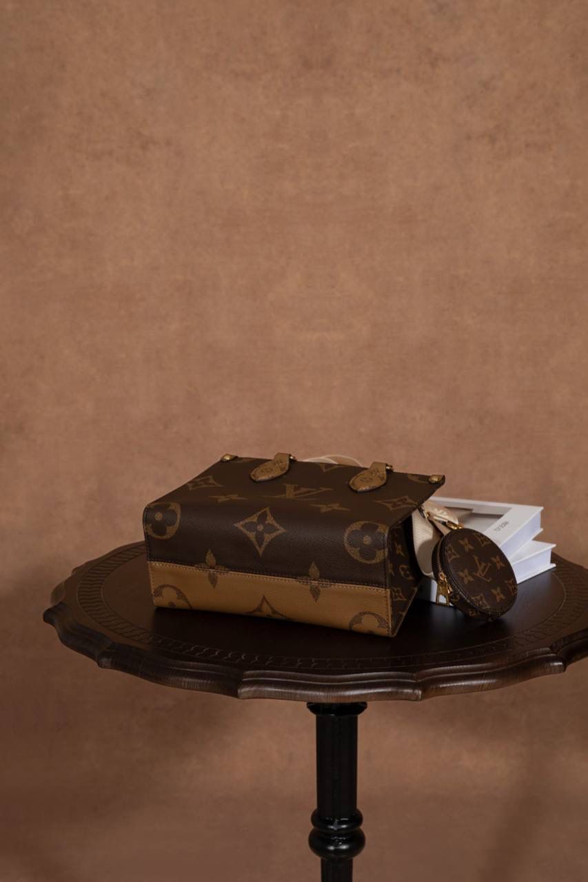 LV Onthego🎀 Toron 手柄搭配有品牌字样的提花肩带，风格对比很特别～ 还贴心附上 可拆卸零钱包，放零钱或小东西刚刚好，设计真的很加分👍 ▪️尺寸 25 × 19 × 11.5cm▪️ 大小刚好，不会太大也不会太小，日常出门超适合。 好看又实用，真的要说一句：设计师很懂女生啦～ 😆 这是 2023 早春系列，独家品质，这一季真的一定要选它！ 小号手袋把 Monogram + Monogram Reverse 拼在一起，再加上 Monogram Giant 图案，整体超有时尚感，怎么看都高级✨