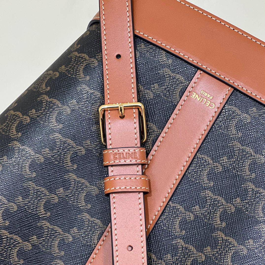 🔥大货实拍图 𝗖𝗘𝗟𝗜𝗡𝗘♥𝗧𝗥𝗜𝗢𝗠𝗣𝗛𝗘 𝗖𝗔𝗡𝗩𝗔𝗦小号水桶 型号：191442 尺寸：30*22*13cm。