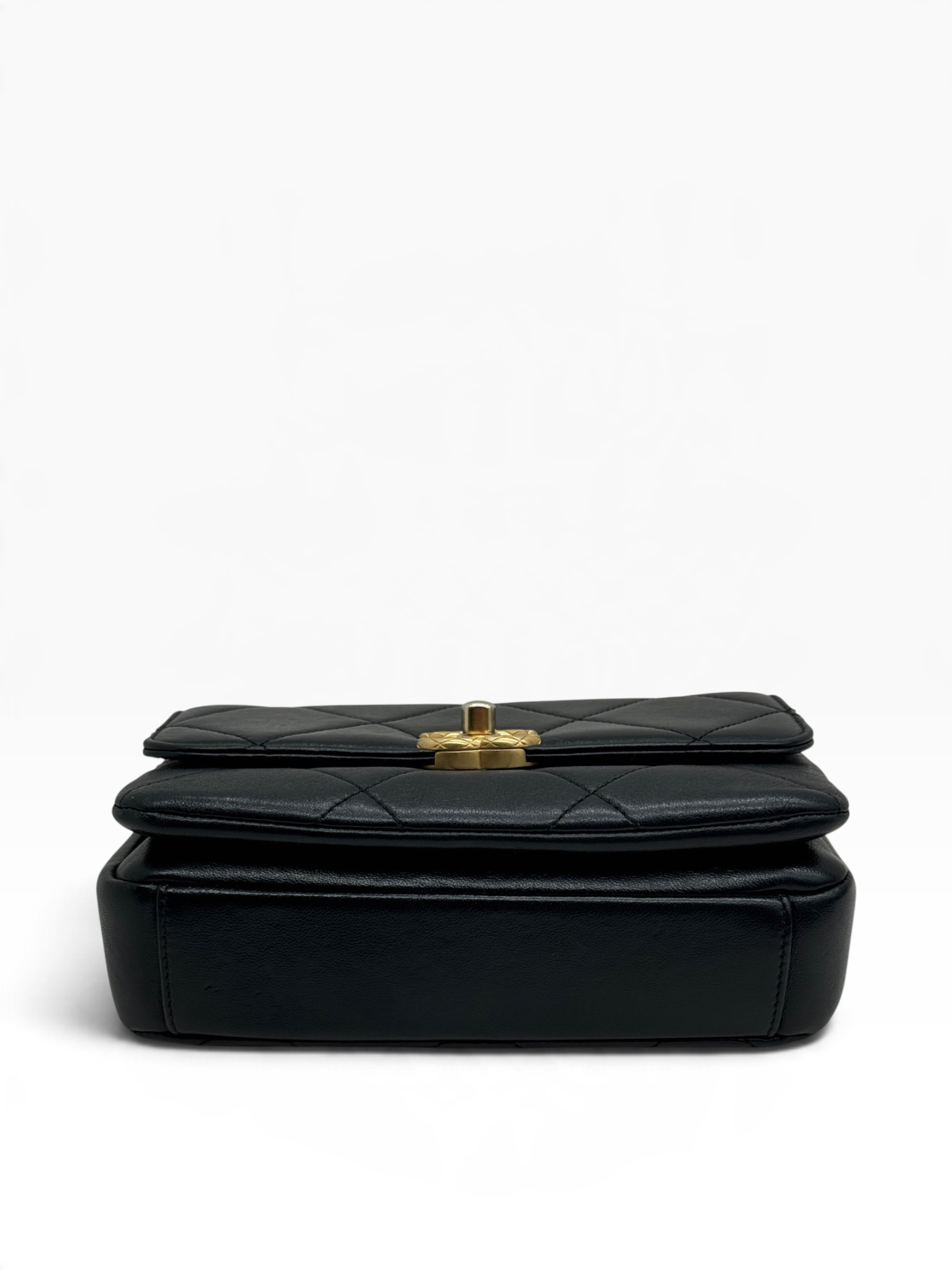 Pre owned chanel 24S Y101