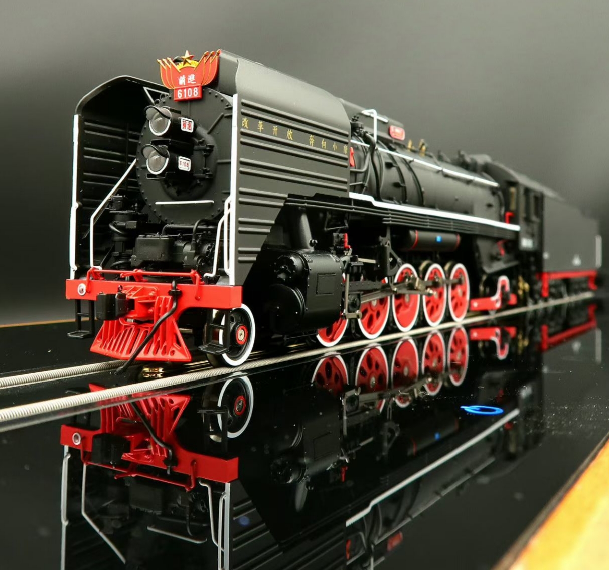  Chinese prototype dynamic smoking steam locomotive - QJ