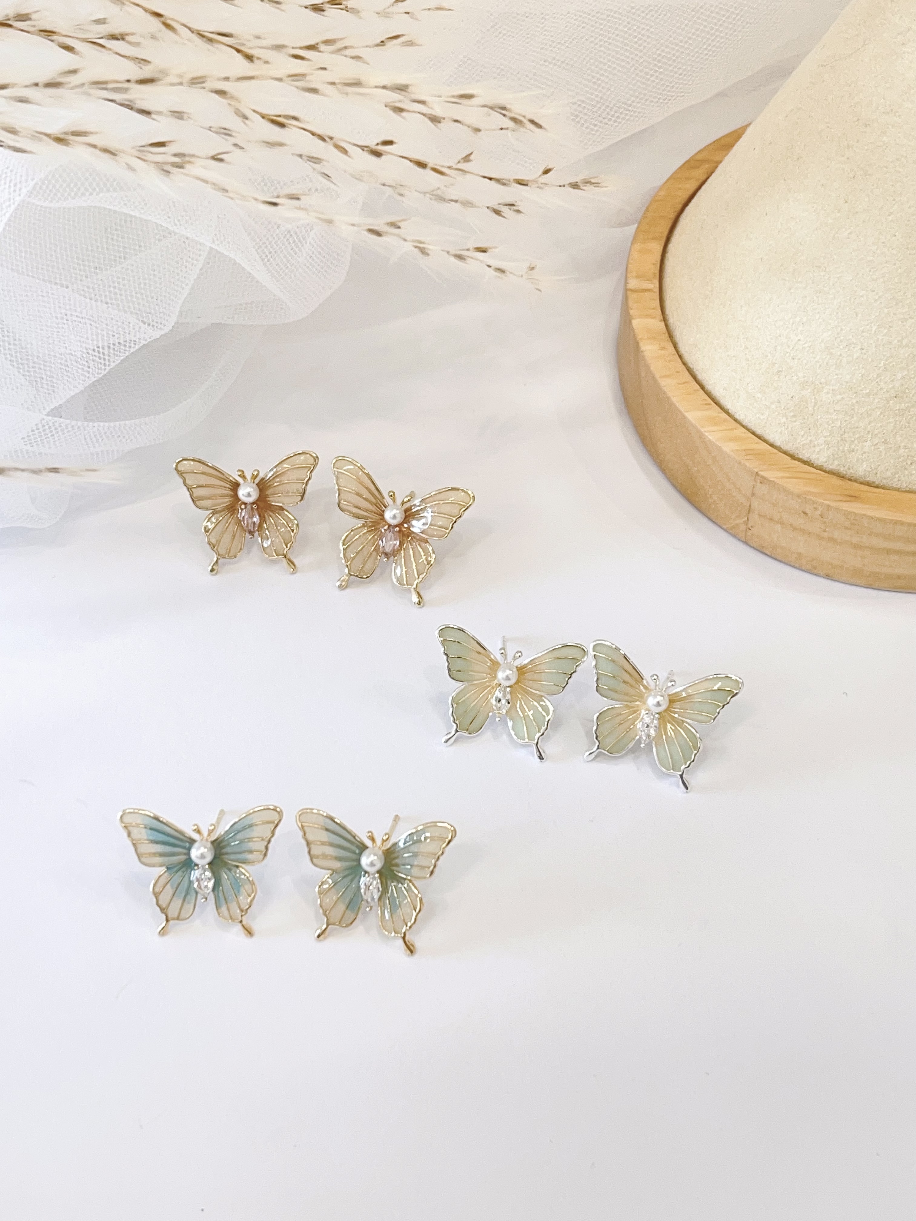 绮彩薄翼系蝴蝶耳环