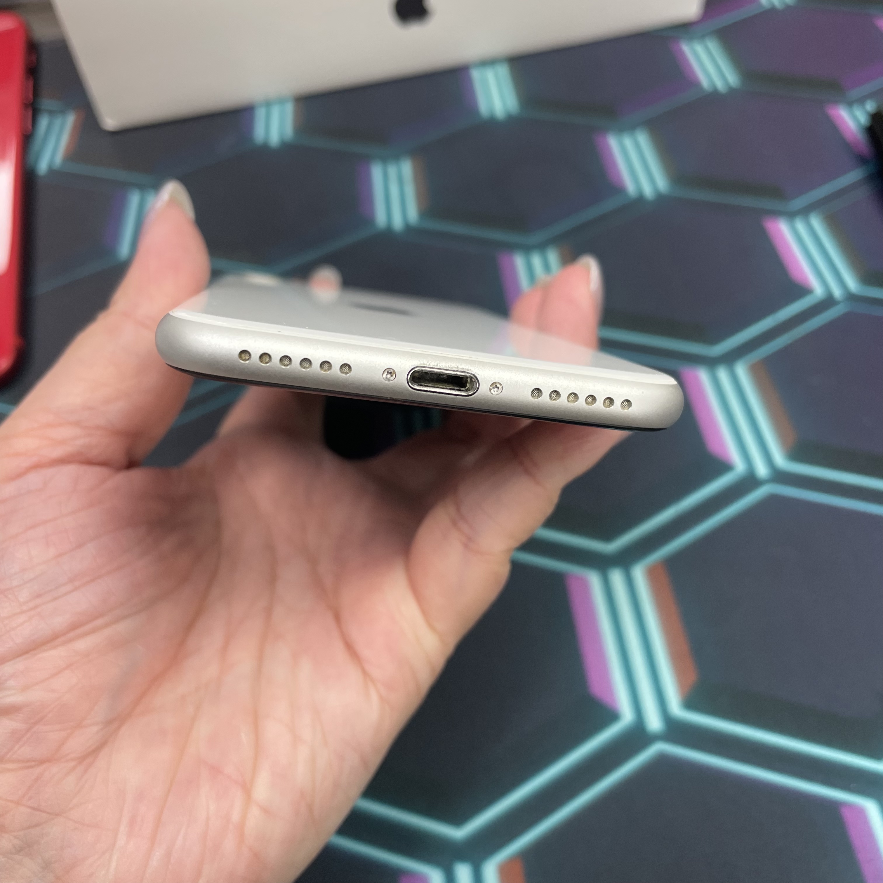 *7011 SE 2 勁靚機 128GB 電74 白色 white