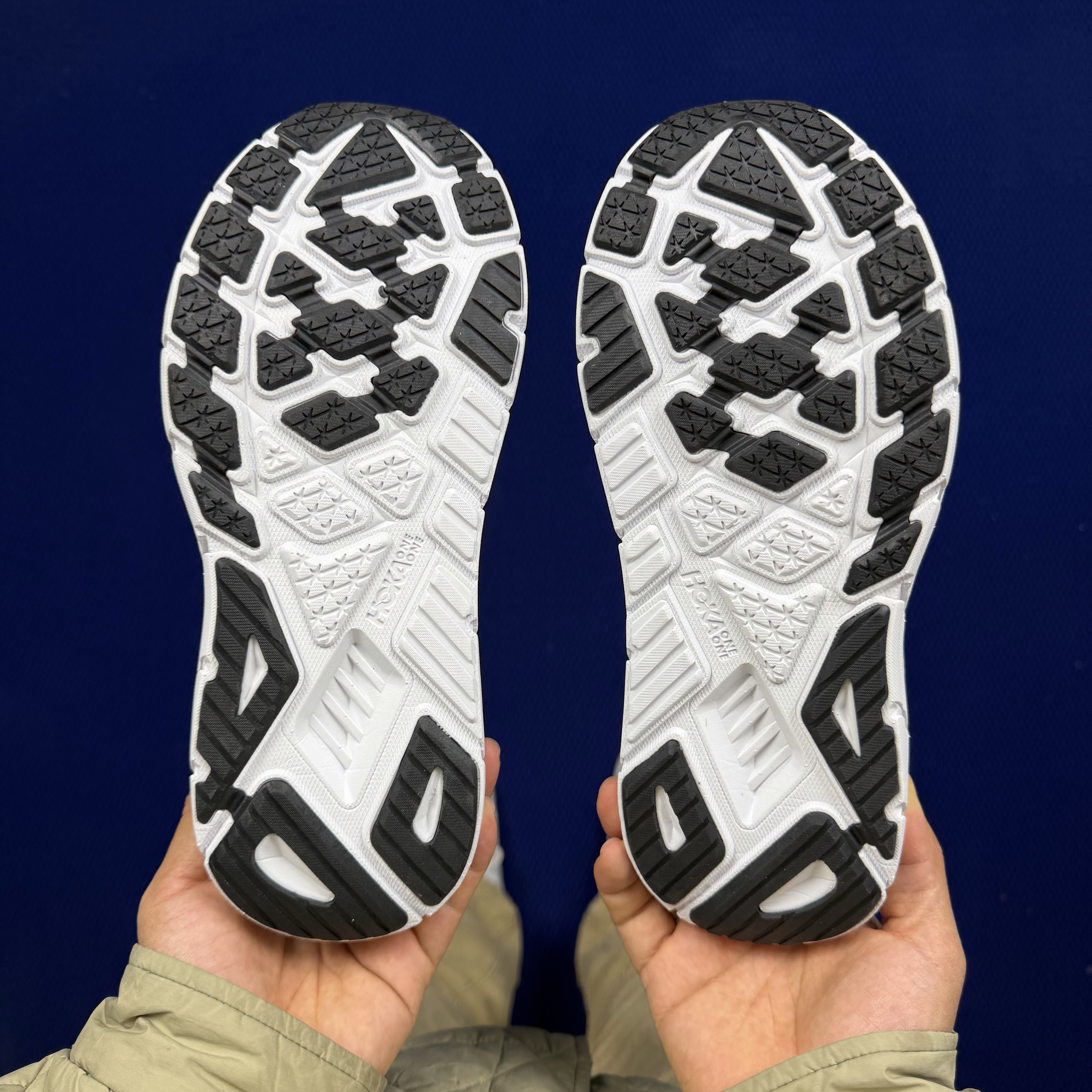 Hoka One One Arahi 7