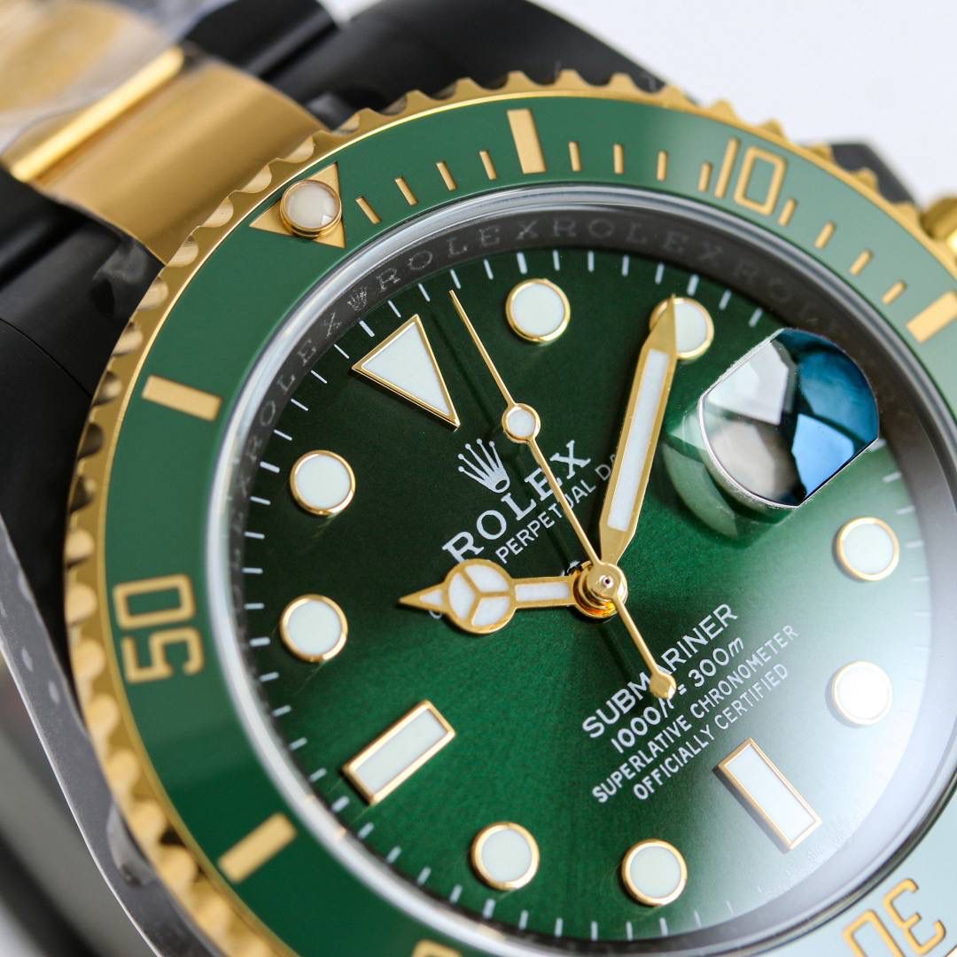 第四代 BLAKEN 款水鬼 · 间金黑 🎮 BLAKEN 高级改装水鬼系列，将劳力士经典潜航者与暗黑美学融合，风格冷峻独特。 表壳采用 DLC 黑化间金工艺，质感深邃且耐磨耐用；Blacken 团队 1:1 复刻表盘，细节高度还原。 搭载 一体 3235 自动机芯，走时稳定精准。 40mm 表径、11mm 厚度，佩戴舒适，比例协调。