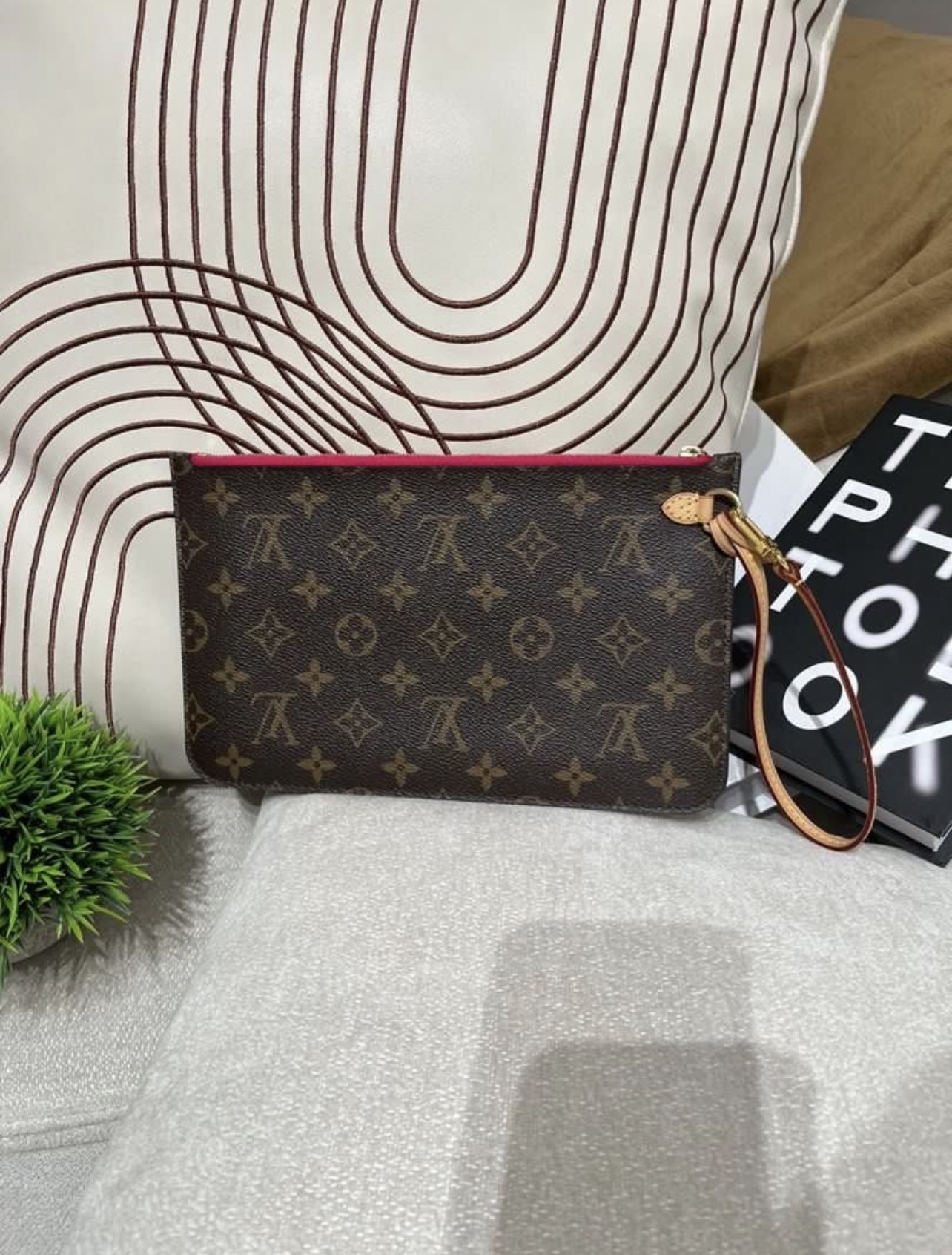 LV Pouch Pochette Monogram Zip wallet 100%Authentic, 98%New