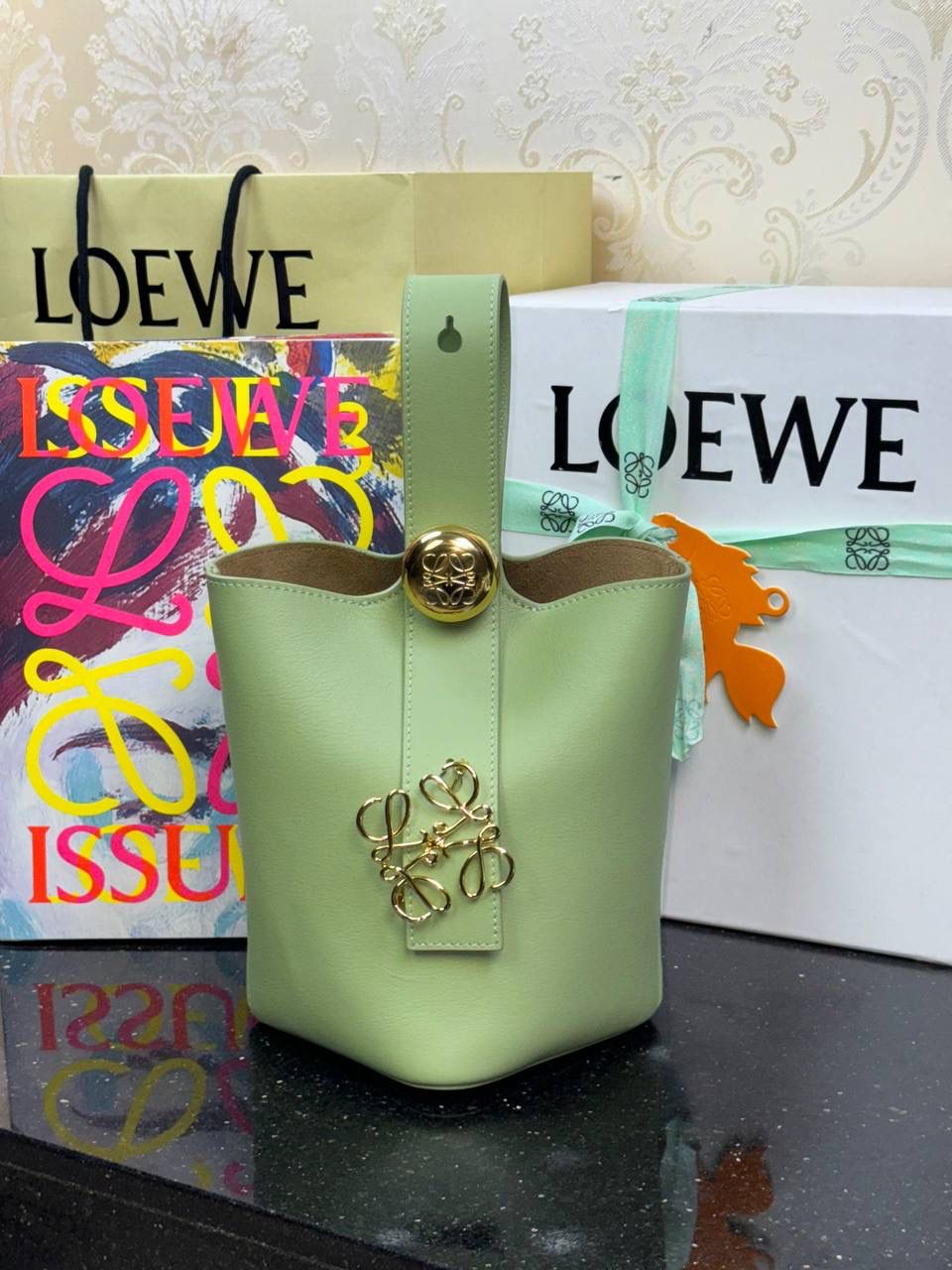 ♥️𝙈𝙞𝙣𝙞 𝙋𝙚𝙗𝙗𝙡𝙚 𝘽𝙪𝙘𝙠𝙚𝙩 ——【浅梨色】 尺寸：𝟏𝟔-𝟏𝟔-𝟗.𝟓𝐜𝐦 编码：062339 🎈标志性Anagram鹅卵石点缀，配以纯粹简约线条以及瞩目设计风格，诠释全新𝙋𝙚𝙗𝙗𝙡𝙚手袋👜 🎈自带一根🉑拆卸🉑调节的肩带，一包多背，多样化风格，秀场大放异彩😀内里容量超大，日常实用性强👌 🎈配全套专柜礼盒🎁，给你满满的仪式感👀