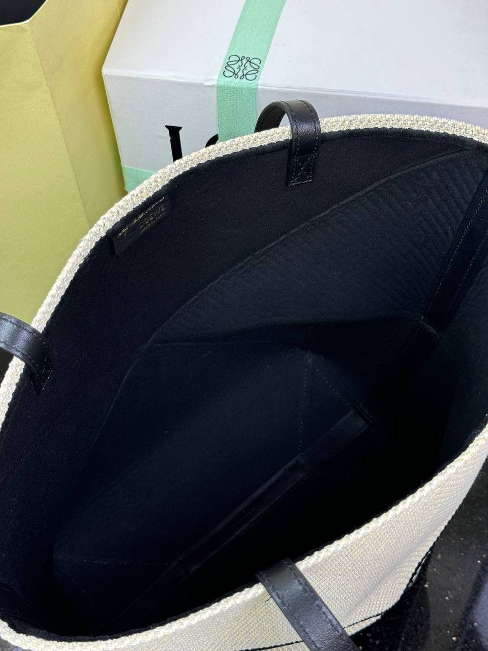 🎈*𝐏𝐮𝐳𝐳𝐥𝐞 𝐅𝐨𝐥𝐝折叠手袋👜*（亚麻刺绣） ——全新【𝗡𝗘𝗪】升级‼️ 延续经典𝙋𝙪𝙯𝙯𝙡𝙚的标志性几何裁剪设计，新晋顶流🅰️𝙋𝙪𝙯𝙯𝙡𝙚 𝙁𝙤𝙡𝙚 𝙏𝙤𝙩𝙚以折纸包为灵感，升级成🉑完全折叠‼️的结构，立体与平面任意切换，出差旅行🧳必备单品。亚麻材质轻且柔软，内鿏特别款烫金❗️ 尺寸：𝟐𝟓.𝟓-𝟏𝟒.𝟓-𝟑𝟏.𝟓cm 款号：052316