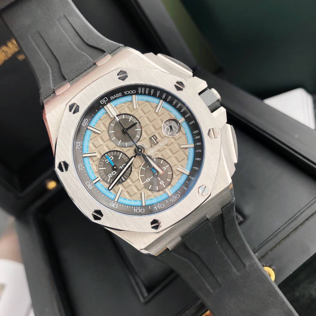 皇家橡树 - 爱彼AP 26400系列 44毫米直径 市面上最好版本的超级复刻 柔软硅胶带 皇家橡树离岸型 男士全自动机械腕表 ，316L精钢表壳 ，搭配原装复刻定制机芯Cal.3126全自动机械机芯 走时精准 稳定，透视后盖 裸露的机芯跟正品一模一样，反炫光蓝宝石玻璃 ，超级耐划痕，搭配原厂模具橡胶表带，原装针扣 ，300米防水，整壳套超高品质，超A做工，非市场普通货，货有所值 ，硬汉必备神器，爱彼入门级腕表 强烈推荐，制作耗时又耗精力，尽可能把最精至的腕表呈现给各位腕表爱好者。