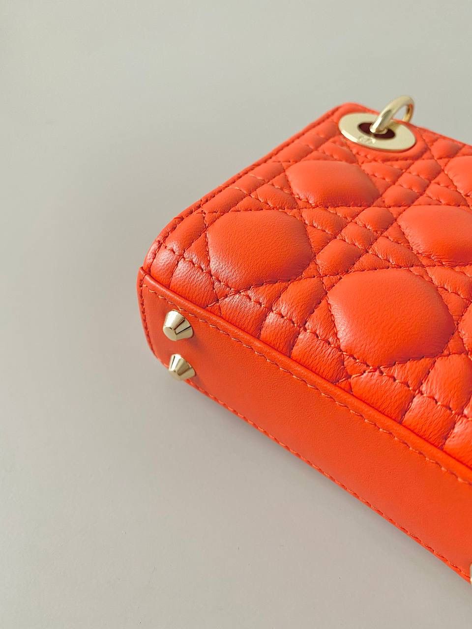 𝗗𝗜𝗢𝗥 𝗺𝗶𝗰𝗿𝗼 𝗹𝗮𝗱𝘆 𝗯𝗮𝗴 🈶羊皮亮橙 火爆全网的最新超mini系列 天阿噜！小小只，简直太太太太可爱了！ 精致到巴掌大小，无敌治愈我这颗少女的心啊！！💛 size：12×10×5cm