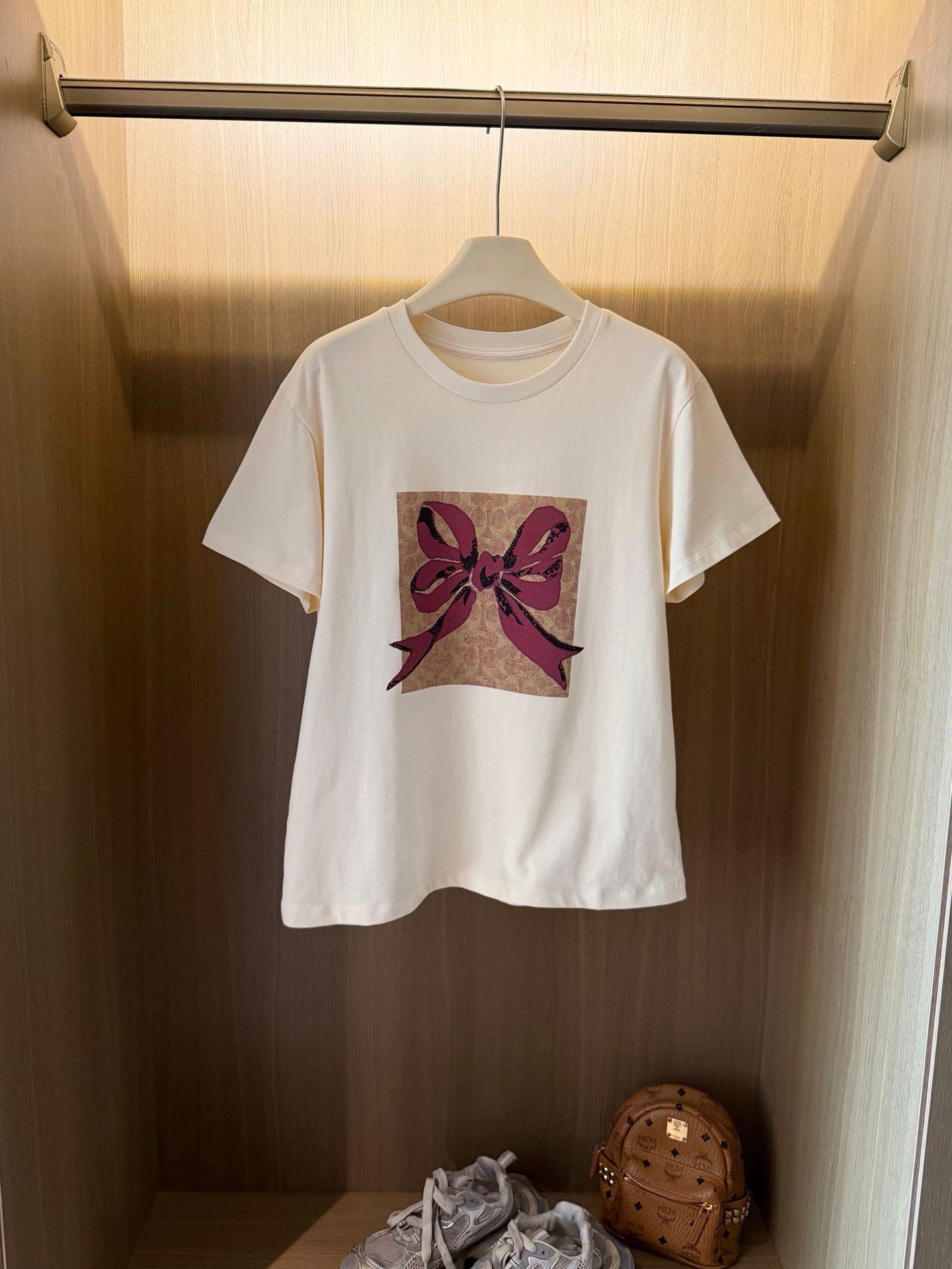 多款任選$118/2件。C*oach 印花情侶短袖