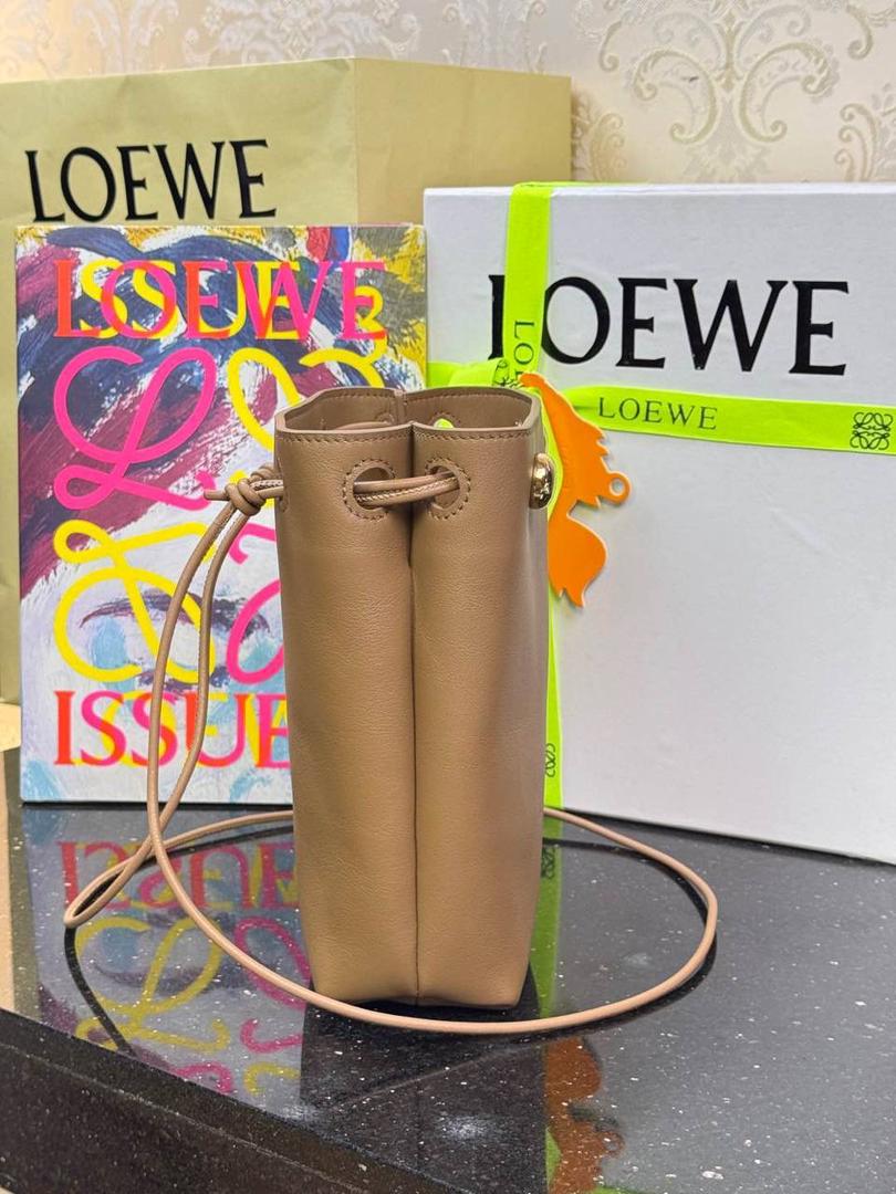 🎈（全钢）新款𝗣𝗲𝗯𝗯𝗹𝗲 𝗽𝗼𝘂𝗰𝗵手机包 ——【橡木棕到货💕】 尺寸：𝟮𝟭.𝟱-𝟭𝟳-𝟳𝗰𝗺 编码：652406 👉🏻采用进口纳帕小牛皮材质•包包手感超级舒服柔软•自重超轻。 👉🏻正面装饰两颗闪亮的𝗽𝗲𝗯𝗯𝗹𝗲配饰•精致可爱时髦•可调节肩带•腋下单肩斜跨皆🉑。 容量超大•可容纳5到6部手机•日常出行一个包就够啦😍