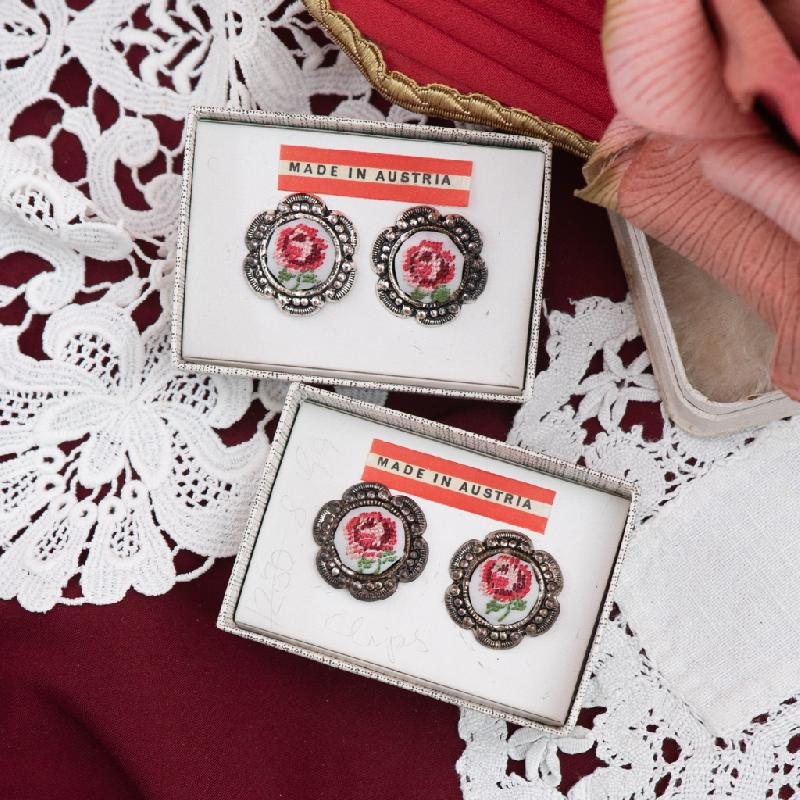 C.a. 1970s Austrian Needlepoint New Old Stock - Rose on White Floral Shaped Clip Earrings(MT1976)