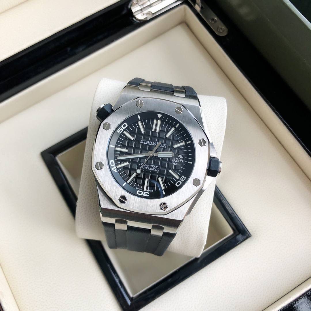 AP皇家橡树离岸型，型号15703，出自当代最伟大的钟表大师（没有之一）尊达之手，设计粗旷张扬，特殊的八角形舷窗表圈用8颗六角螺钉与表壳紧密结合，辨识度极高，且极具稳定性，内胆结构设计更使它具备不慎防磁和卓越的潜水性能，保护机芯的稳定性！十点钟方向的黑色表把可以调字面里的数字圈，潜水爱好者应该懂它的作用！300m防水，超强夜光！字面上的凸状格子有映射圈从内向外扩散，立体细腻的效果非市面上普通货所能比极！虽然此款表的配件通过我们的渠道有部分出自AP国内代工厂，可机芯部分，作为世界排名第二的腕表品牌，该品牌机芯全部自产且只在瑞士组装，全球的AP产品机芯售后问题也只能发回瑞士！因此我们用瑞士进口ETA-2836代替！该款机芯参数大家可自行百度，稳定性毋庸置疑‼️
