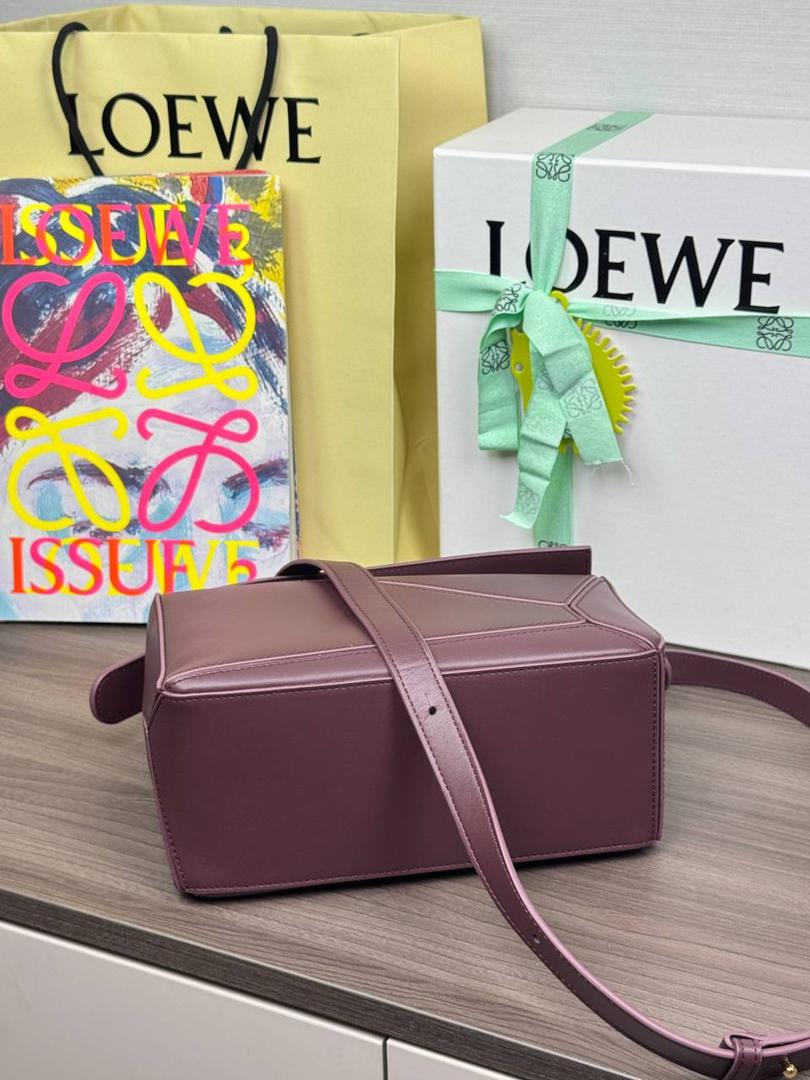 🎈最新编织手腕𝙋𝙪𝙯𝙯𝙡𝙚 ——【深酒红】 尺寸：𝟐𝟒-𝟏𝟎.𝟓-𝟏𝟔.𝟓𝐜𝐦 编码：062405 【配全套礼盒】 ♥️以罗家经典几何设计，搭配独特的编织手腕，绒面内里。 ♥️容量大，经典百搭，可拆卸肩带，有单肩，斜挎，手提等多样化背法。随性时髦洒脱，实用性强。 ♥️独家背景➕独家品质➕独家全套砖柜礼盒套装，市场高端品质皆在我手✌🏻