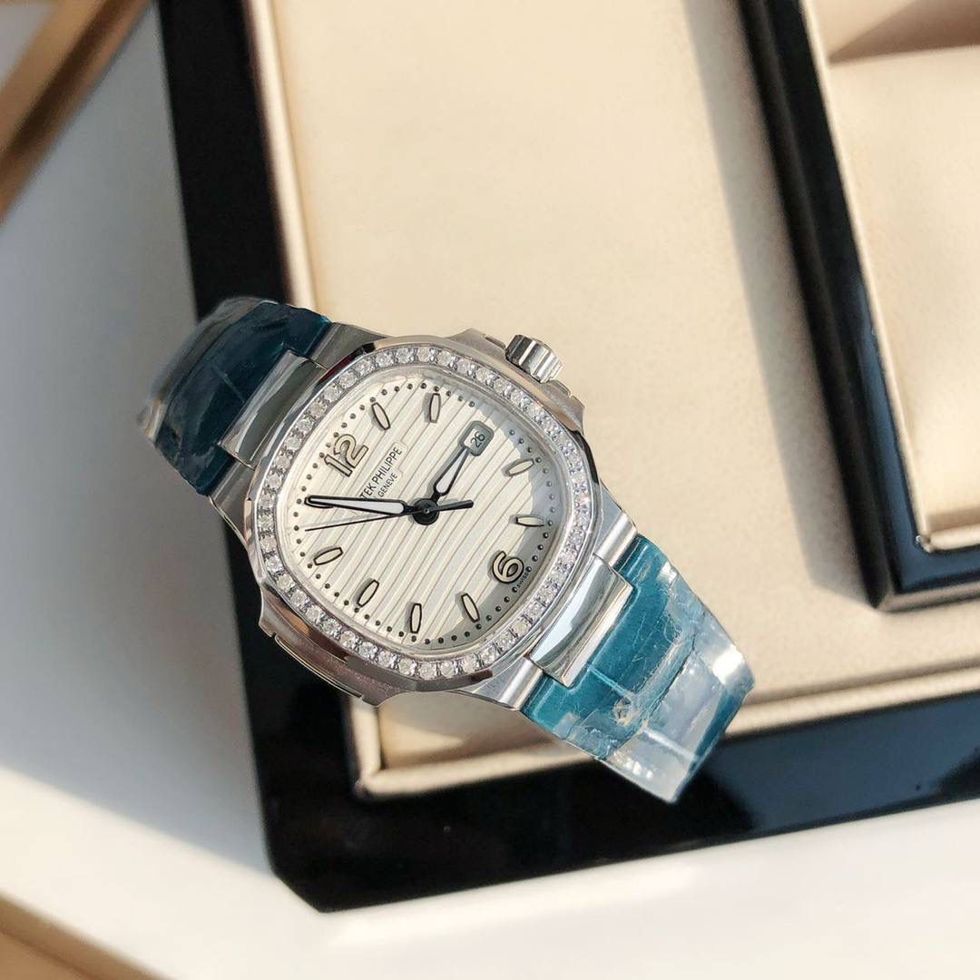 堪称一绝钢表之王，最美女款百达翡丽7010R鹦鹉螺 32mm银色蓝白色 表徑精巧独特舷窗结构表壳，完美优雅风格，采用不锈钢18k镀玫瑰金。水平横纹浮雕图案的表盘。表圈镶嵌46颗天然南非钻石💎美洲鳄鱼皮表带‼️
