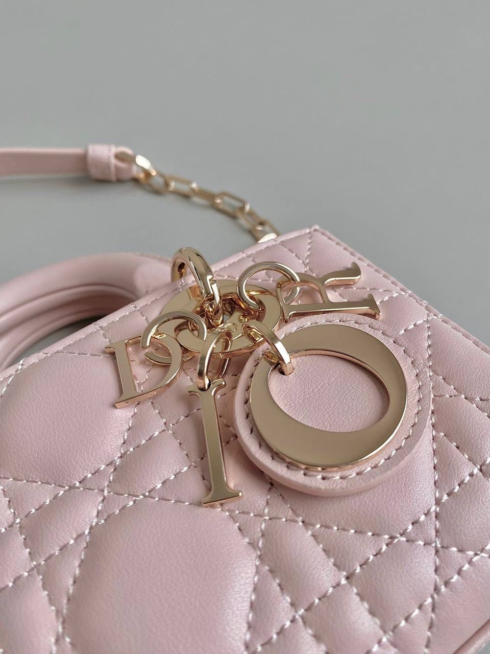 胭脂粉🩷 超迷你 𝗗𝗶𝗼𝗿 𝗗-𝗝𝗼𝘆 𝗯𝗮𝗴羊皮2023早春款 时尚果然就是轮回，回归了一把中古戴妃 长方包形，短链条➕细长肩带直接封神！！ 复古时髦感超强，真是什么场合都可以把住 绝对是lady中的天花板了，强势出圈啦姐妹们😎😍 17.5×10.5×6cm