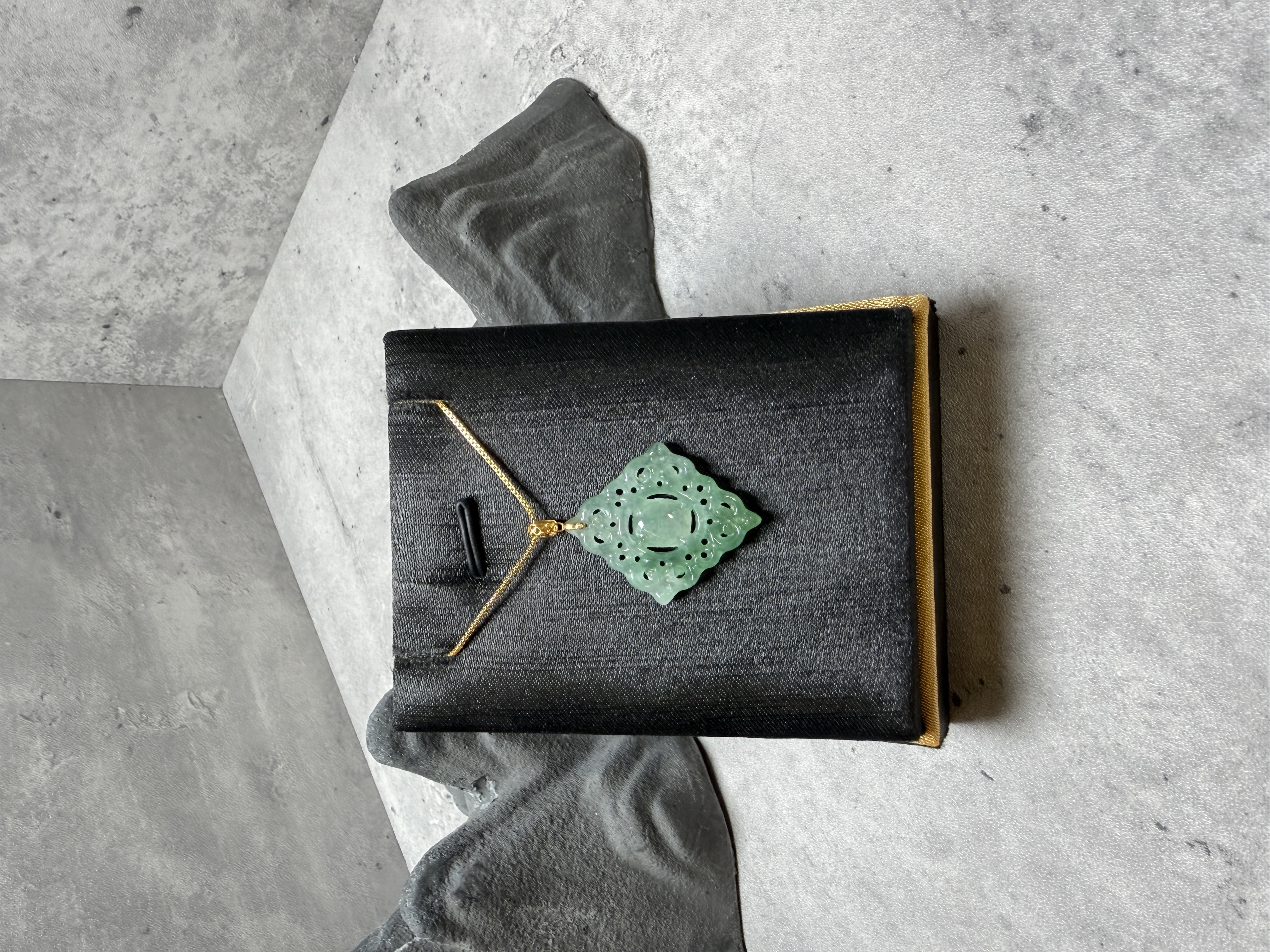 龍紋鏤空翡翠18K吊墜