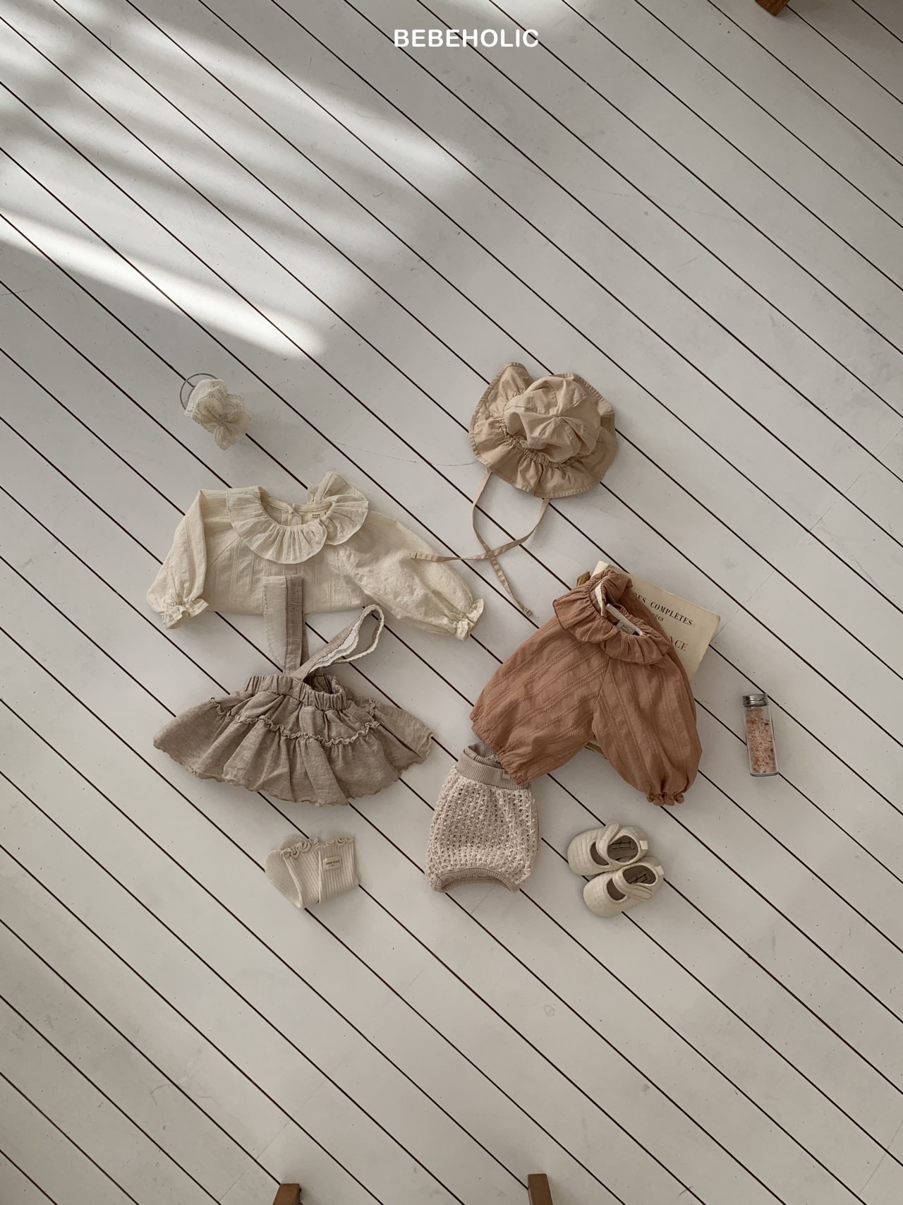 🌸預訂 韓國直送🌸🇰🇷BEBEHOLIC兩色提花荷葉領長袖上衣