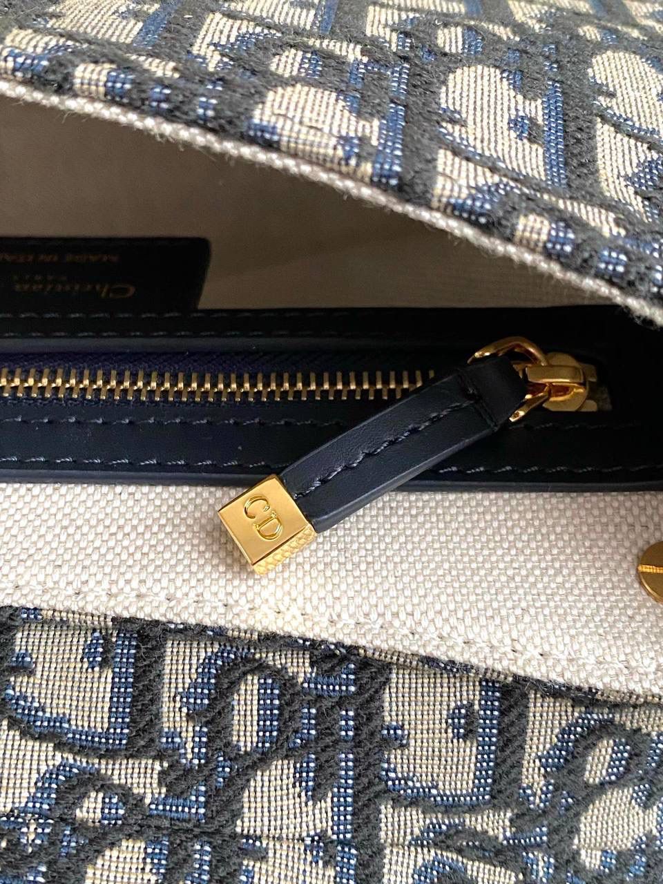 🈶老花蓝 𝗗𝗶𝗼𝗿 𝗯𝗲𝘀𝗮𝗰𝗲 马鞍包小号 相比较之前的bobby来说 这个版型会更大一些，皮质更柔软一些 正面是经典的CD扣，超级复古 背面仍然是延续了D家的风格 有个内侧袋，可以放手机或放卡 翻盖按扣式设计，里面还有个拉链隔层 非常实用好收纳 大小也很俏皮，容量足够日常 斜挎 肩背 腋下都可以！ 24×15×6cm #8010m