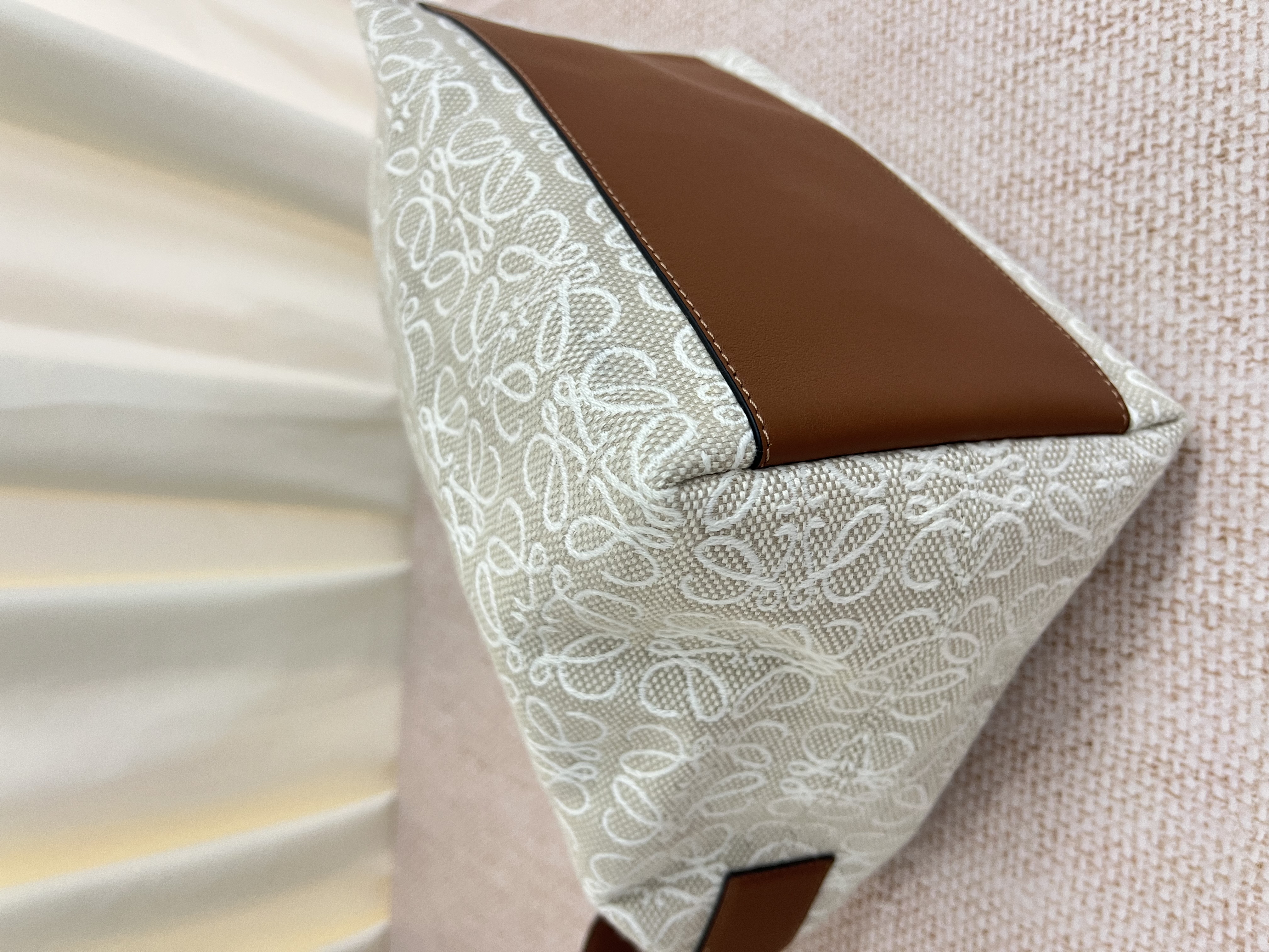 Pre-owned Loewe Cubi Anagram/ Product Code: 26041712