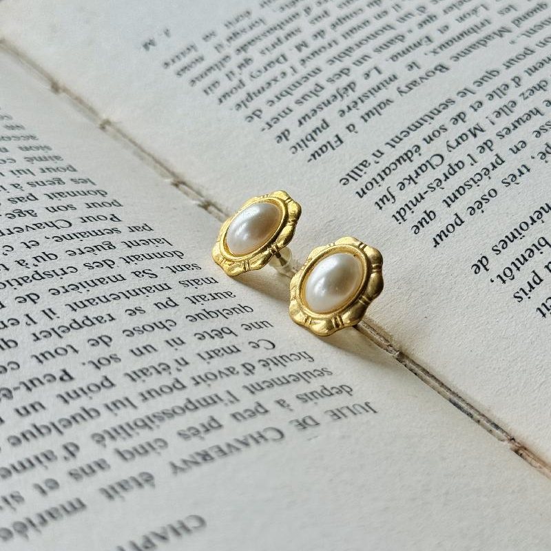 Vintage Elegant Faux Pearl Set in Gilt Frame Stud Earrings (MT2411)