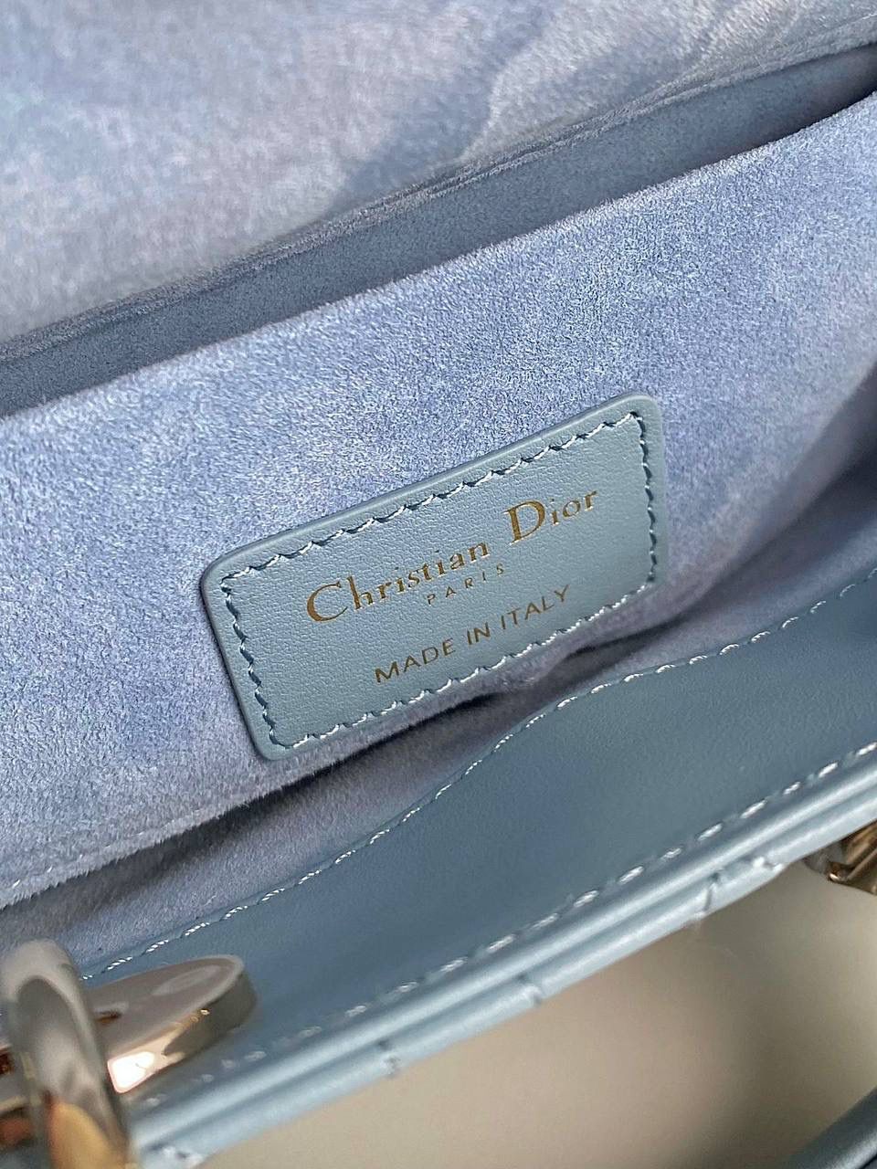 云雾蓝小号🩵🩵 𝗗𝗶𝗼𝗿 𝗗-𝗝𝗼𝘆 𝗯𝗮𝗴羊皮2023款，新色 时尚果然就是轮回，回归了一把中古戴妃 长方包形，短链条➕细长肩带直接封神！！ 复古时髦感超强，真是什么场合都可以把住 绝对是lady中的天花板了，强势出圈啦姐妹们😎 22.5×12×5.5cm