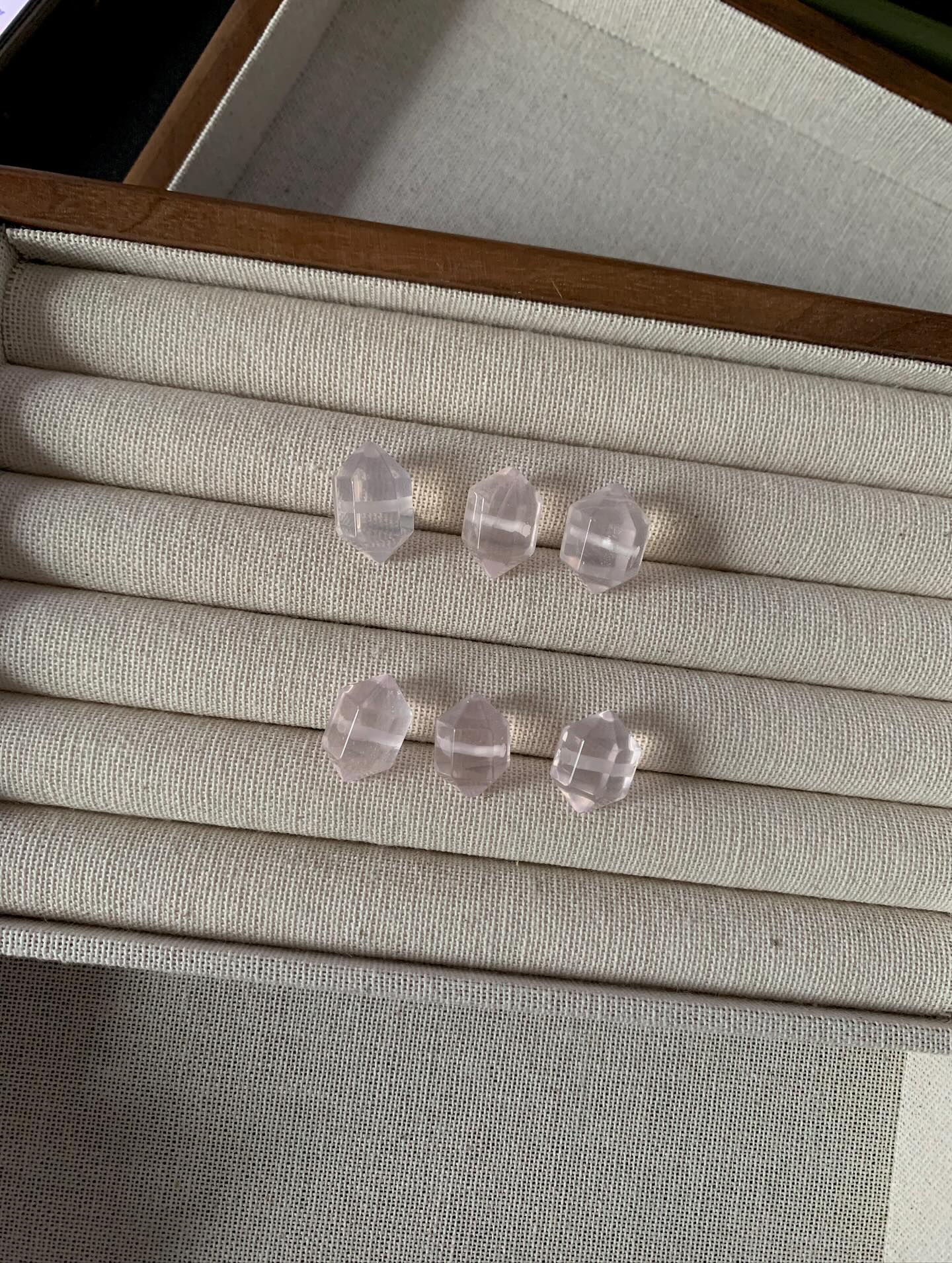 双尖粉晶 ｜Rose Quartz11x17mm RM18 双尖粉晶的功效主要有招桃花和增进人缘，能帮助单身人士吸引桃花运，也能改善人际关系和生意缘，同时还能提升个人魅力，使人散发自信和魅力。此外，它还被认为有美容养颜的功效，并与心轮对应，有助于加强心肺功能A double-terminated rose quartz crystal’s benefits are a combination of its dual-ended shape, which allows for bidirectional energy flow, and its inherent properties as rose quartz, focusing on love, healing, and emotional well-being. This combination makes it ideal for energy balancing, crystal grids, and meditation, and can help open and heal the heart chakra, soothe stress, and release negative emotion#双尖粉晶 #粉晶搭配 #天然水晶 #水晶手串 #水晶diy #定制水晶 #crystals #rosequartz #马来西亚水晶网店