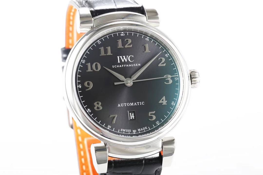 IWC达文西系列 【温文尔雅 表中典范】MK万国新款腕表——达文西356601横空出世。尺寸40毫米X10毫米 柔软耐用的ITALY小牛皮表带配合传统式精钢表扣，最大限度满足了舒服贴手的体验。【表壳】每一个浑圆型的表壳都经过mk制表师专心致志的打磨，可移动式表耳使表带更加贴合手腕。两者配合使腕表产生独特的复古魅力。【表盘】铜制的表盘加入镀银的工艺 mk探索正品工艺不断挖掘原装技术本源。每一个阿拉伯刻度都由mk制表师镶贴而上，体现其精湛的技艺。字面上的logo印刷采用于原装一样的浮雕式印刷工艺，美轮美奂且富有立体感。【机芯】采用优雅纤薄的海鸥2892自动上弦机芯，具备逆时针调试日历的功能（吻合正品）我们精心制作出万国表独特的外观魅力，更是追求复刻其内在的灵魂。