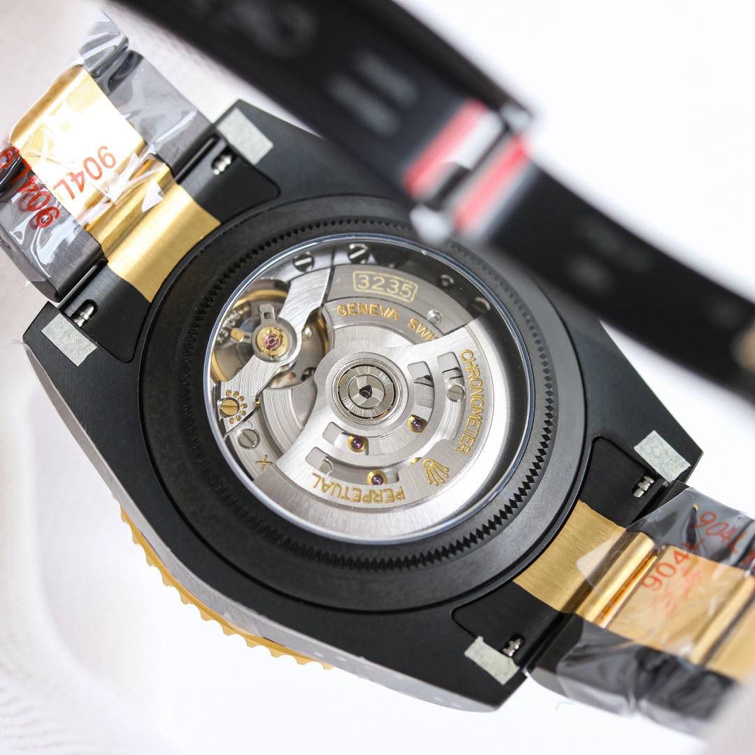 第四代 BLAKEN 款水鬼 · 间金黑 🎮 BLAKEN 高级改装水鬼系列，将劳力士经典潜航者与暗黑美学融合，风格冷峻独特。 表壳采用 DLC 黑化间金工艺，质感深邃且耐磨耐用；Blacken 团队 1:1 复刻表盘，细节高度还原。 搭载 一体 3235 自动机芯，走时稳定精准。 40mm 表径、11mm 厚度，佩戴舒适，比例协调。