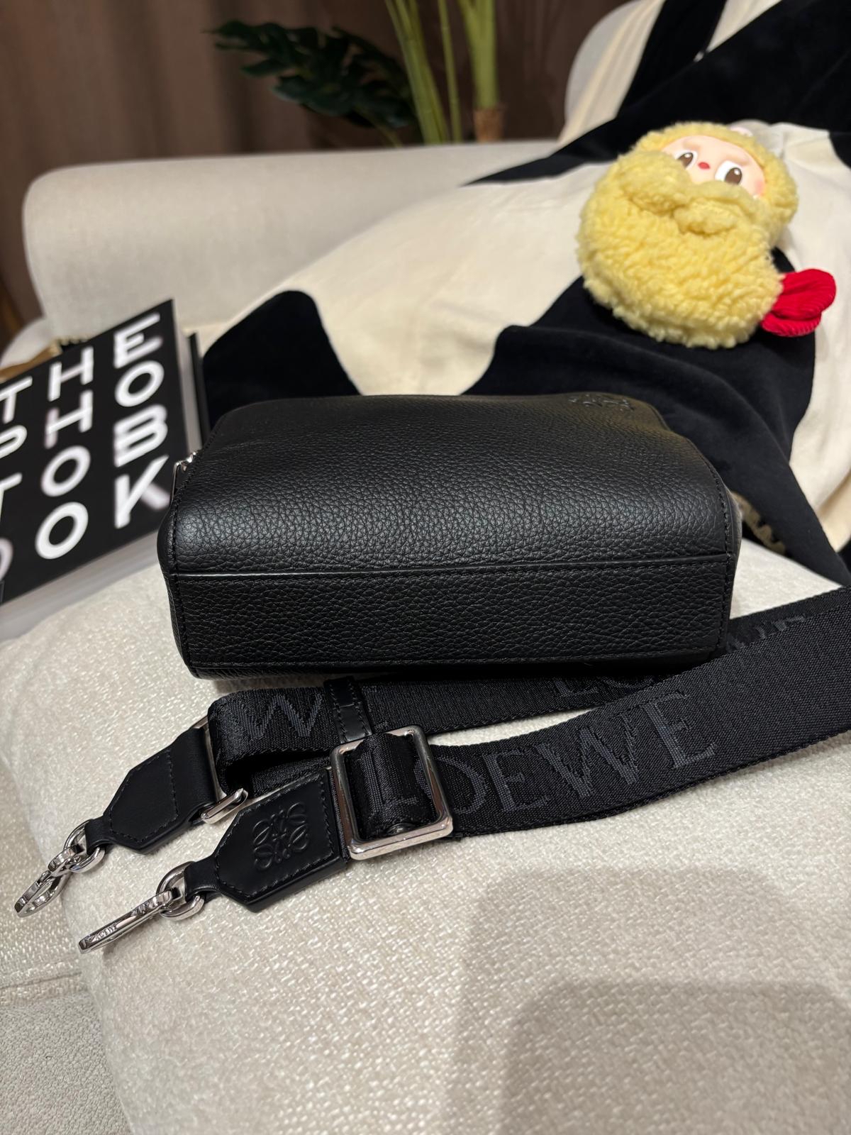 Loewe camera bag calfskin 100%Authentic, 98%new ✅strap✅Dust bag