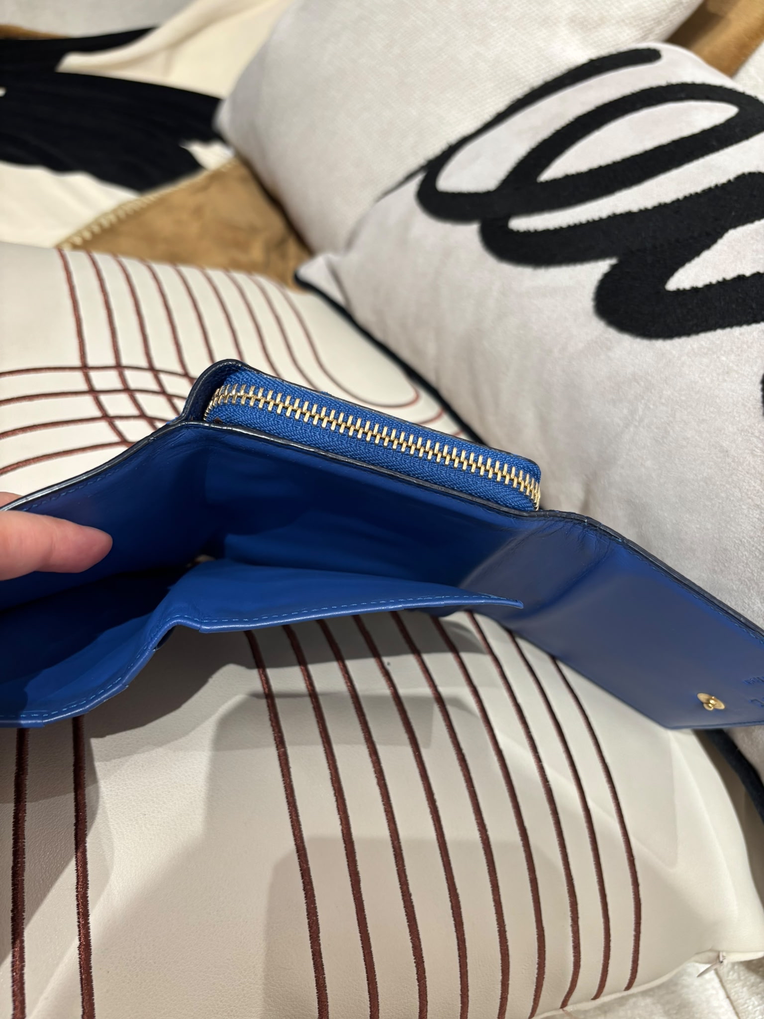 Loewe Folding Wallet 電光藍牛皮銀包100%Authentic,95%new 