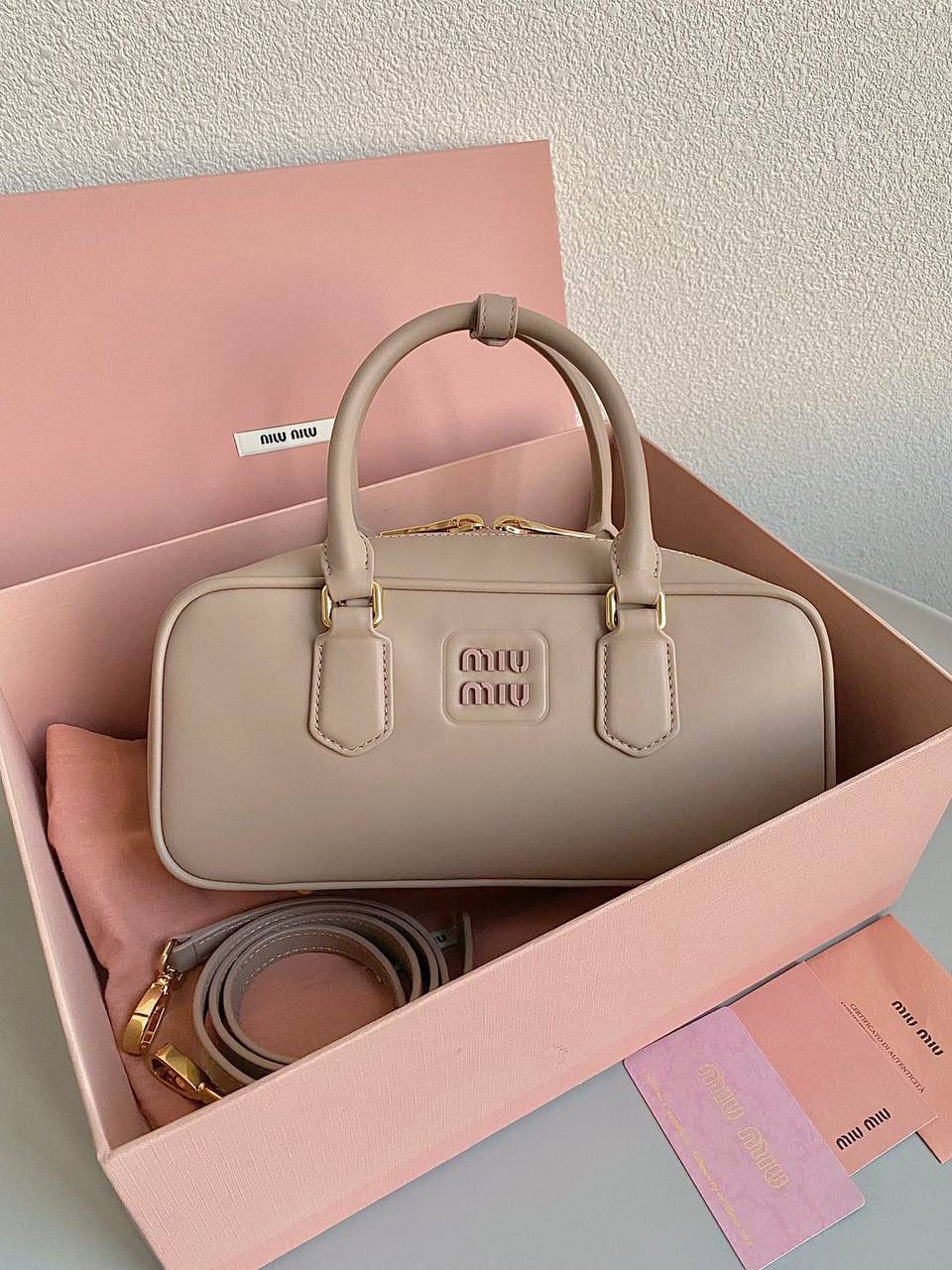 🈶奶茶色大号，🈶新版 𝗠𝗶𝘂𝗠𝗶𝘂保龄球，大爆款 这只太火了！贯穿了我所有的OOTD 又乖又奶又酷简直要焊在身上的程度！想要一只包搭子，必须得是你啊！！拎着它出现，姐妹绝对夸你很会买 是反复心动的小情包啊，时髦感爆表了 手拎斜挎都可以，大小号日常都刚好 霸占了整个时尚圈的当红辣子鸡 真的不够卖不够卖啊啊啊 迷你：19×10×5cm #F0011m 小号：22x10.5x7.5cm 大号：27x12x9cm